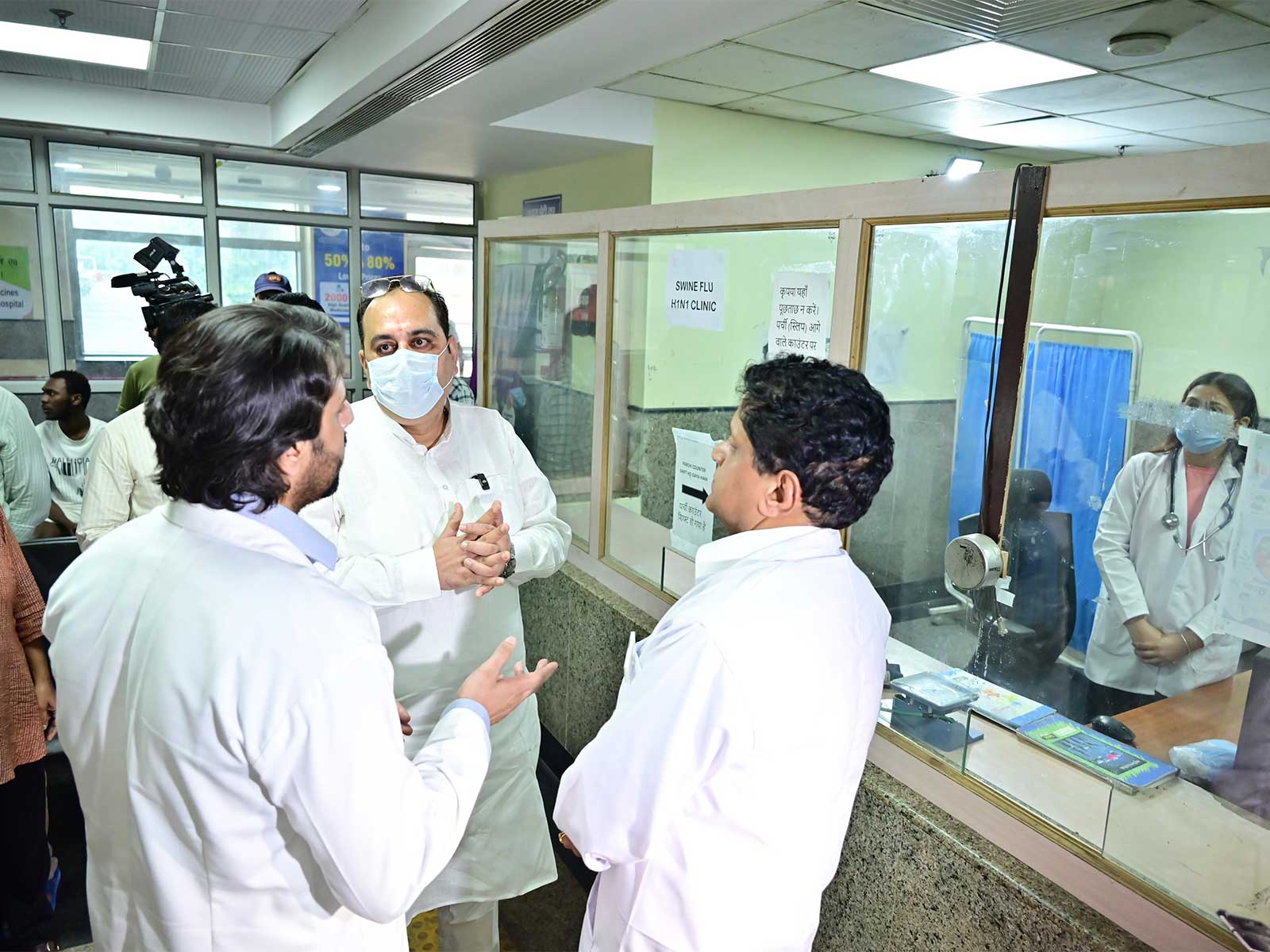 Delhi Health Minister inspects H1N1 preparedness at Dwarka hospital (Photo/Release)