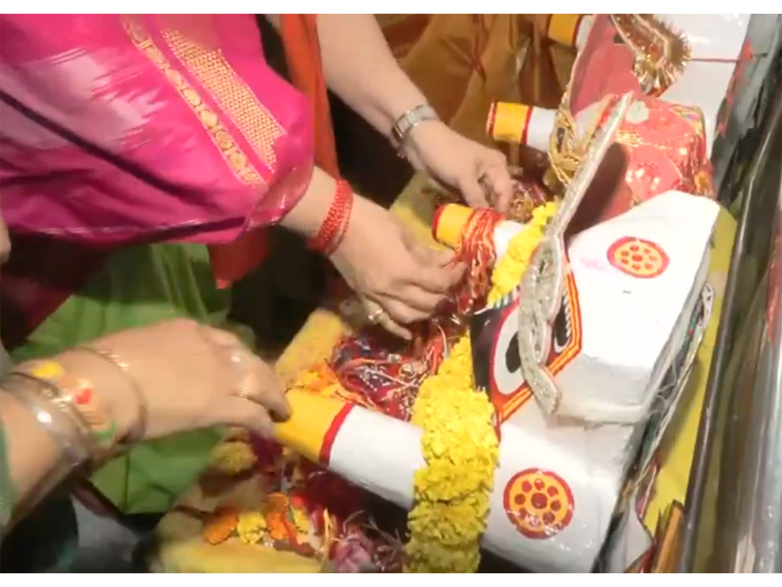 Women tied Raksha Sutra to Lord Jagannath (Photo: ANI)