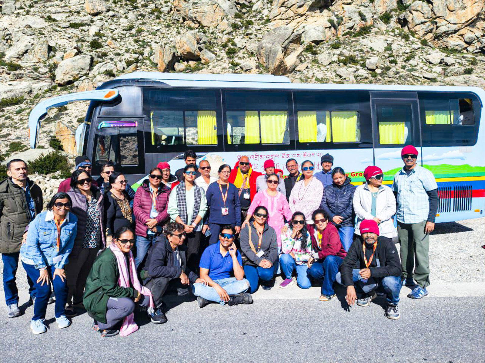 37 pilgrims stranded in Saga safely depart for Kathmandu (Photo:@CMOMaharashtra)
