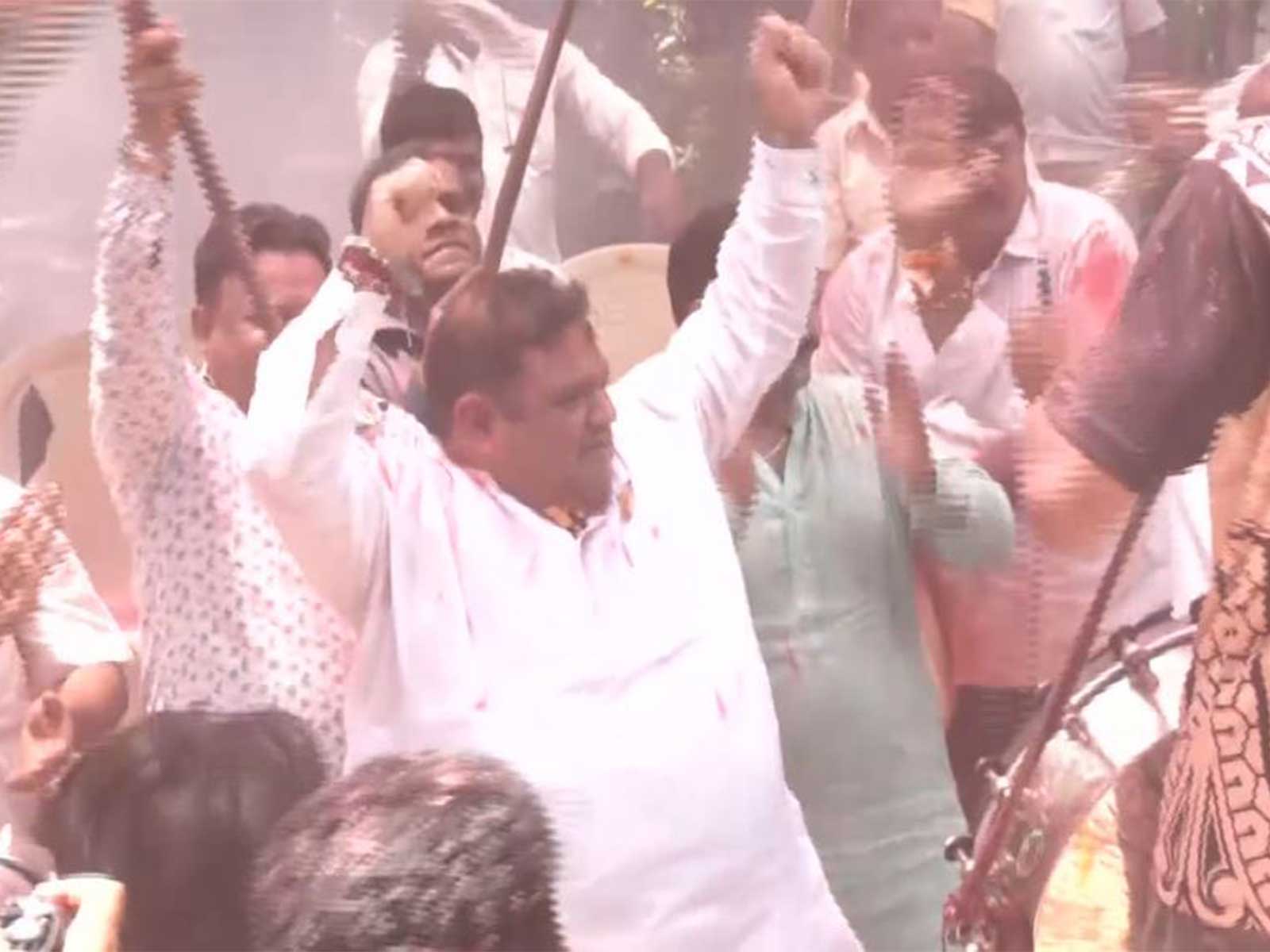 Non-Marathi auto-rickshaw drivers celebrating 1 year grace for learning Marathi (Photo/ANI)