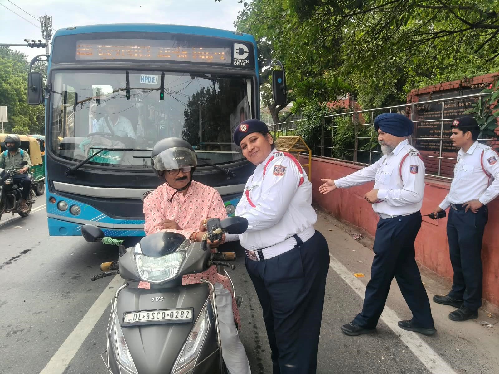 Female police officers tying rakhis to 'responsible' road users (Photo/DelhiTrafficPolice)