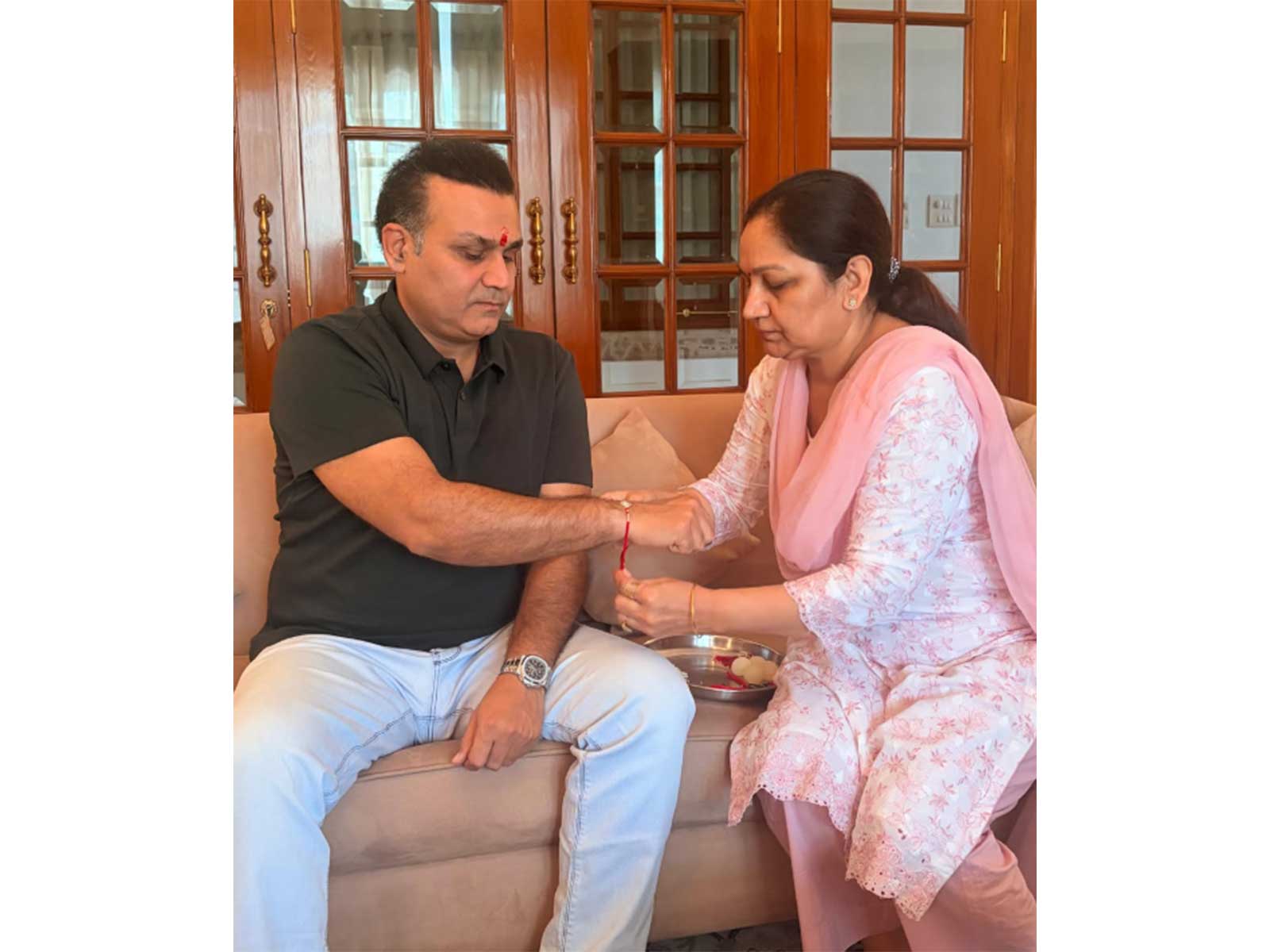 Virender Sehwag (left) and his sister (right) (Photo: Instagram/@virendersehwag)