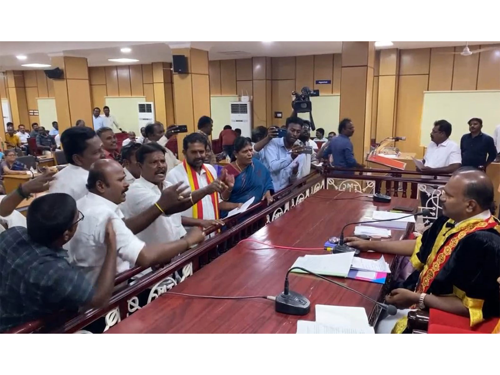 Altercation breaks out between TVK, DMK councillors at Thoothukudi Corporation meeting (Photo: Thoothukudi Corporation Mayor)