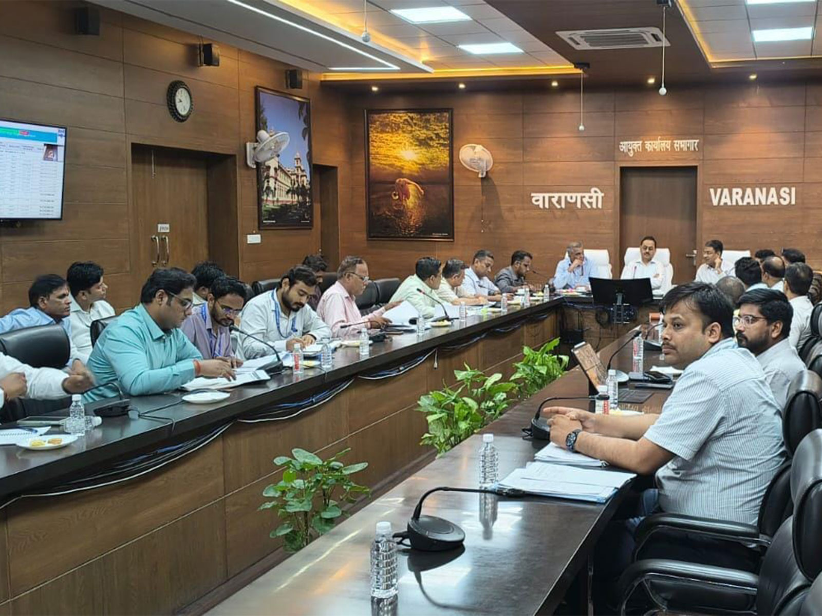 Review meeting held at the Divisional Commissioner's auditorium under the chairmanship of Lohani (Photo/InformationDepartmentVaranasi)