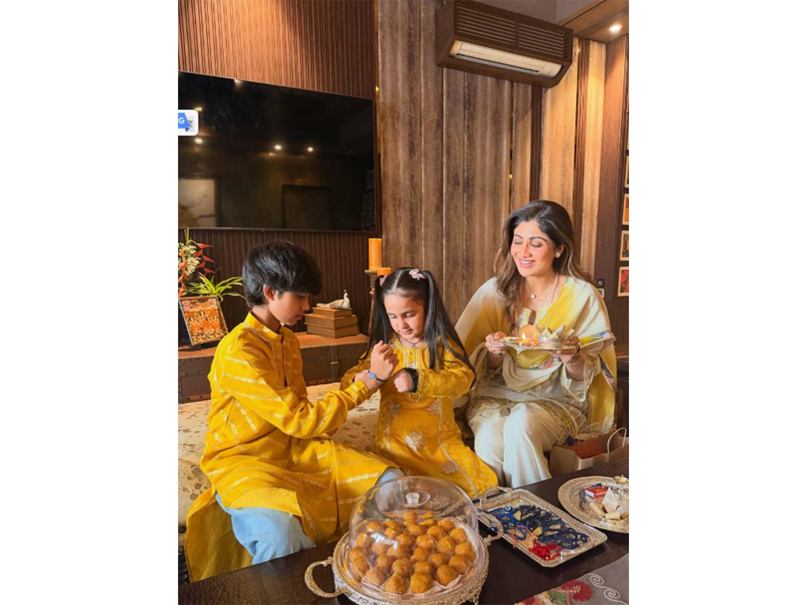Shilpa Shetty with the kids (Photo/Instagram/ @theshilpashetty)