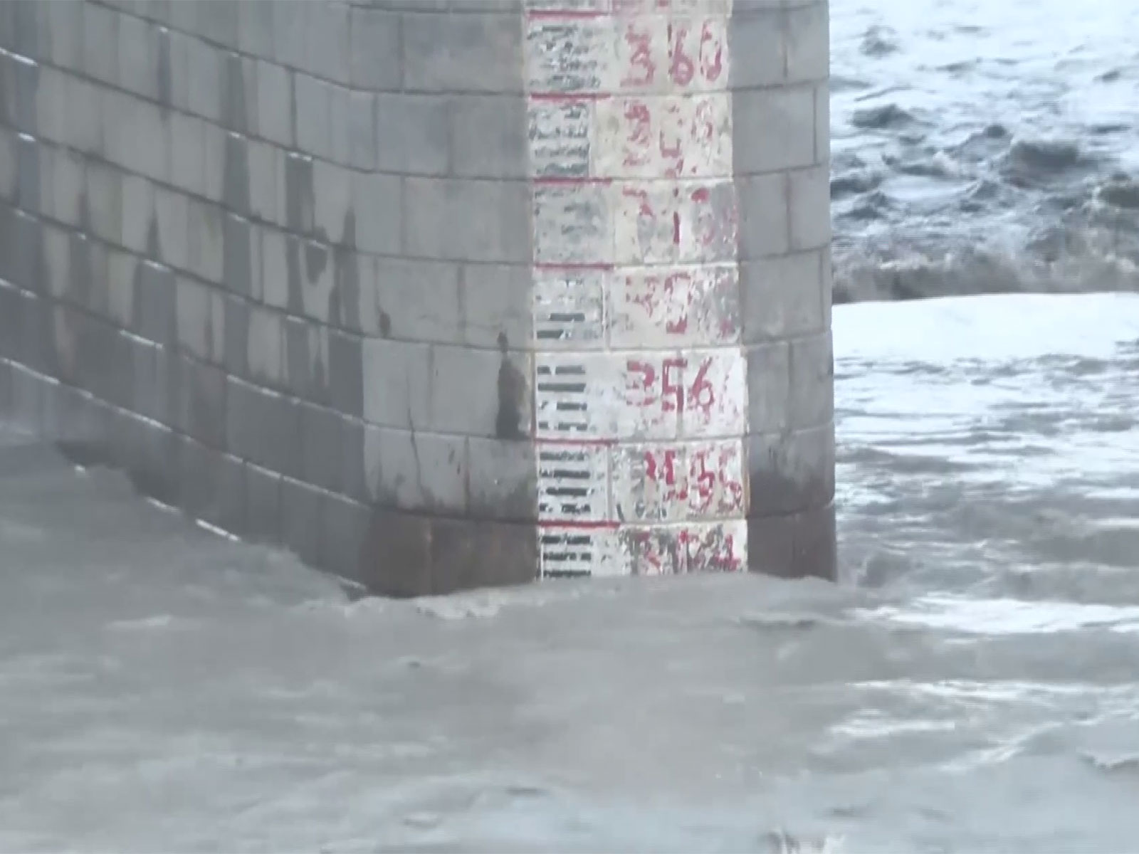 Water level of Gandak Barrage (Photo/ANI)