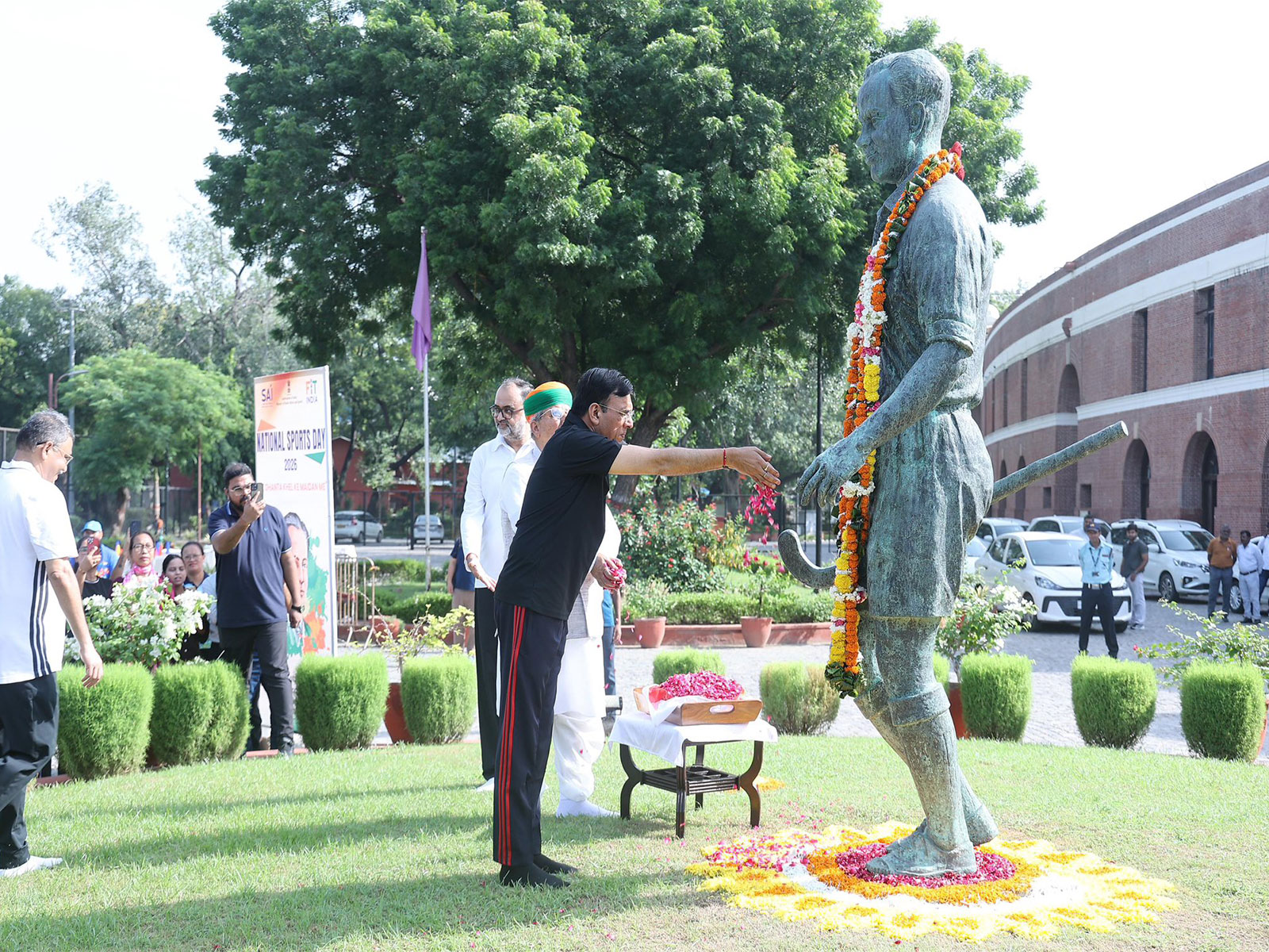 Union Sports Minister Mansukh Mandaviya pays tribute to Major Dhyan Chand on the ocassion of National Sports Day (Photo: X/@mansukhmandviya)