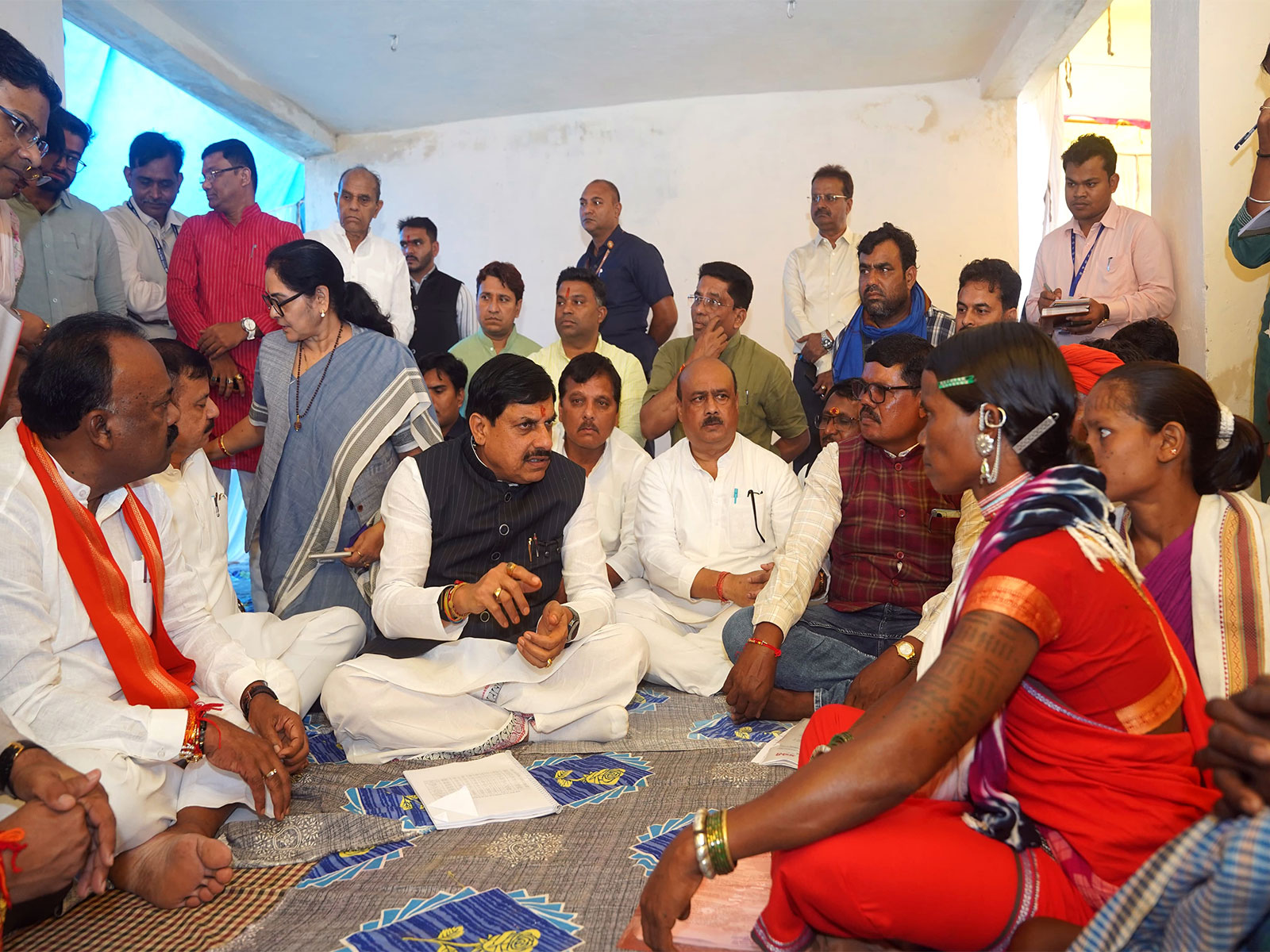 MP CM Mohan Yadav is interacting with local villagers in Balaghat (Photo / DPR)