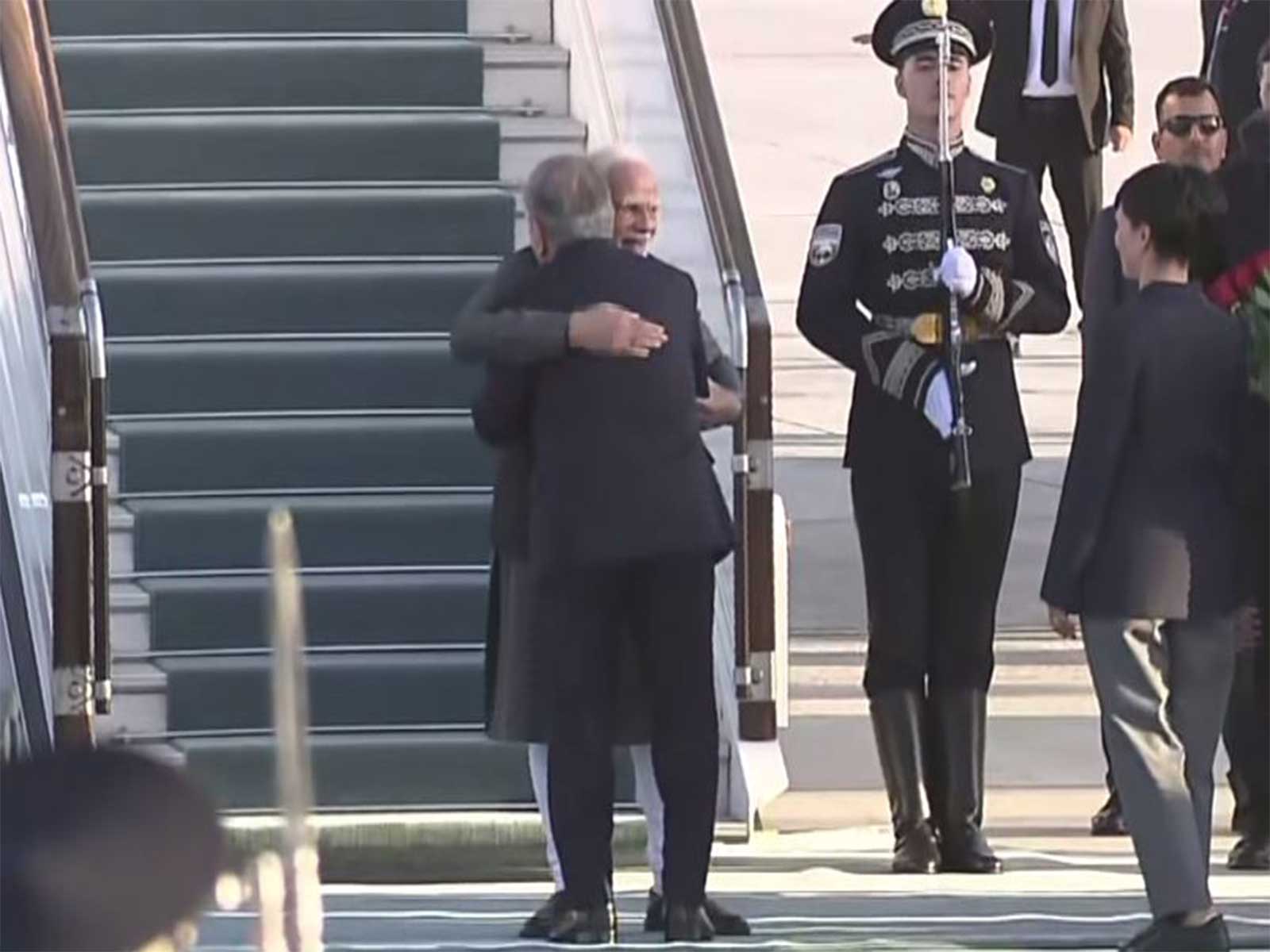 Prime Minister Narendra Modi was received by Uzbekistan President Shavkat Mirziyoyev (Photo/ANI)