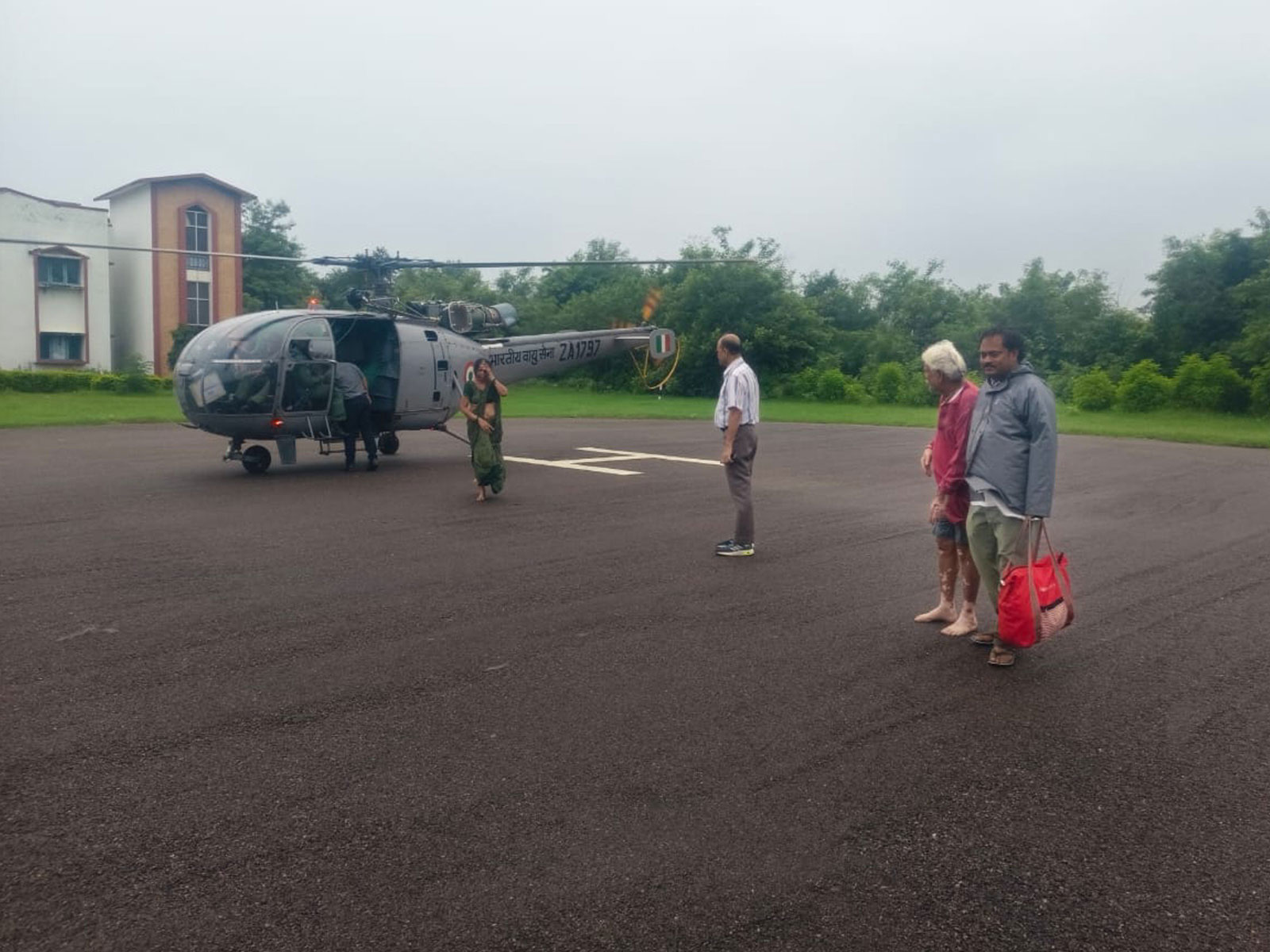 An Army helicopter rescues two people during flood relief operations in Chitrakoot (Photo: x/@Collector_Satna)