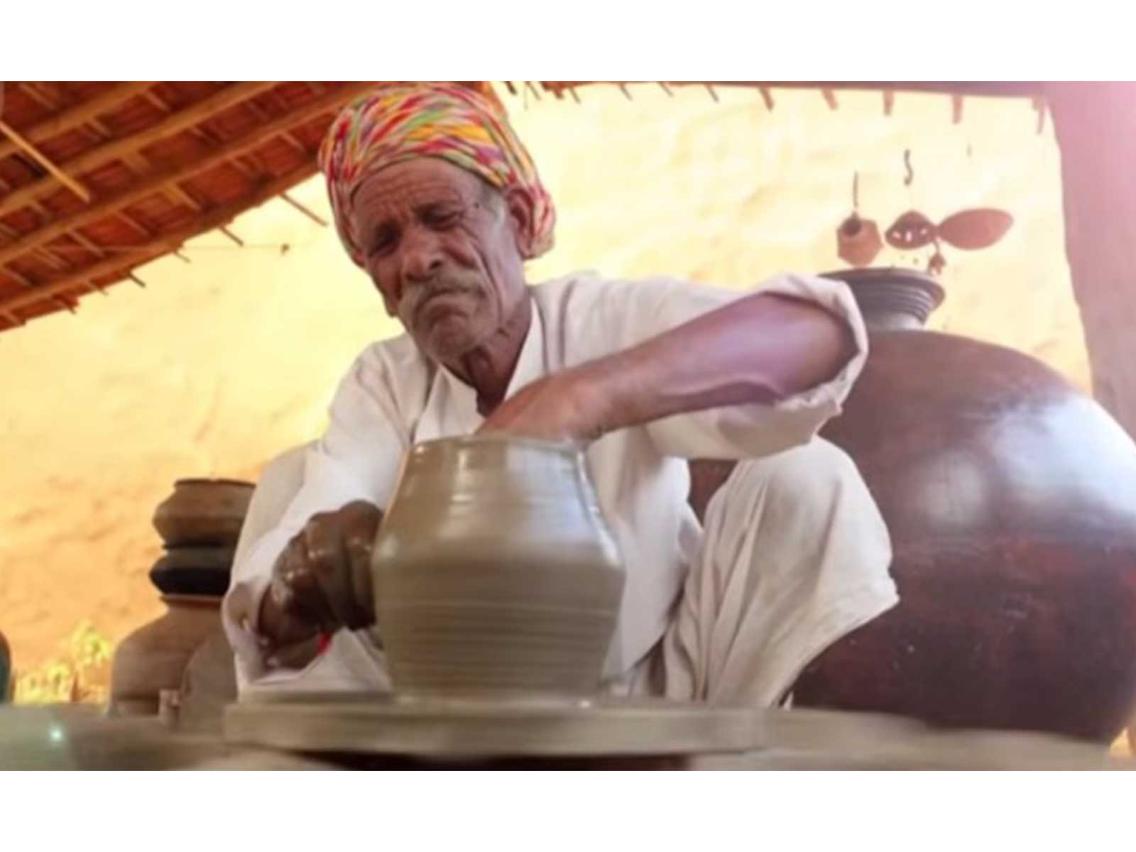Artisan making earthenware (Photo/Youtube@pibindia)