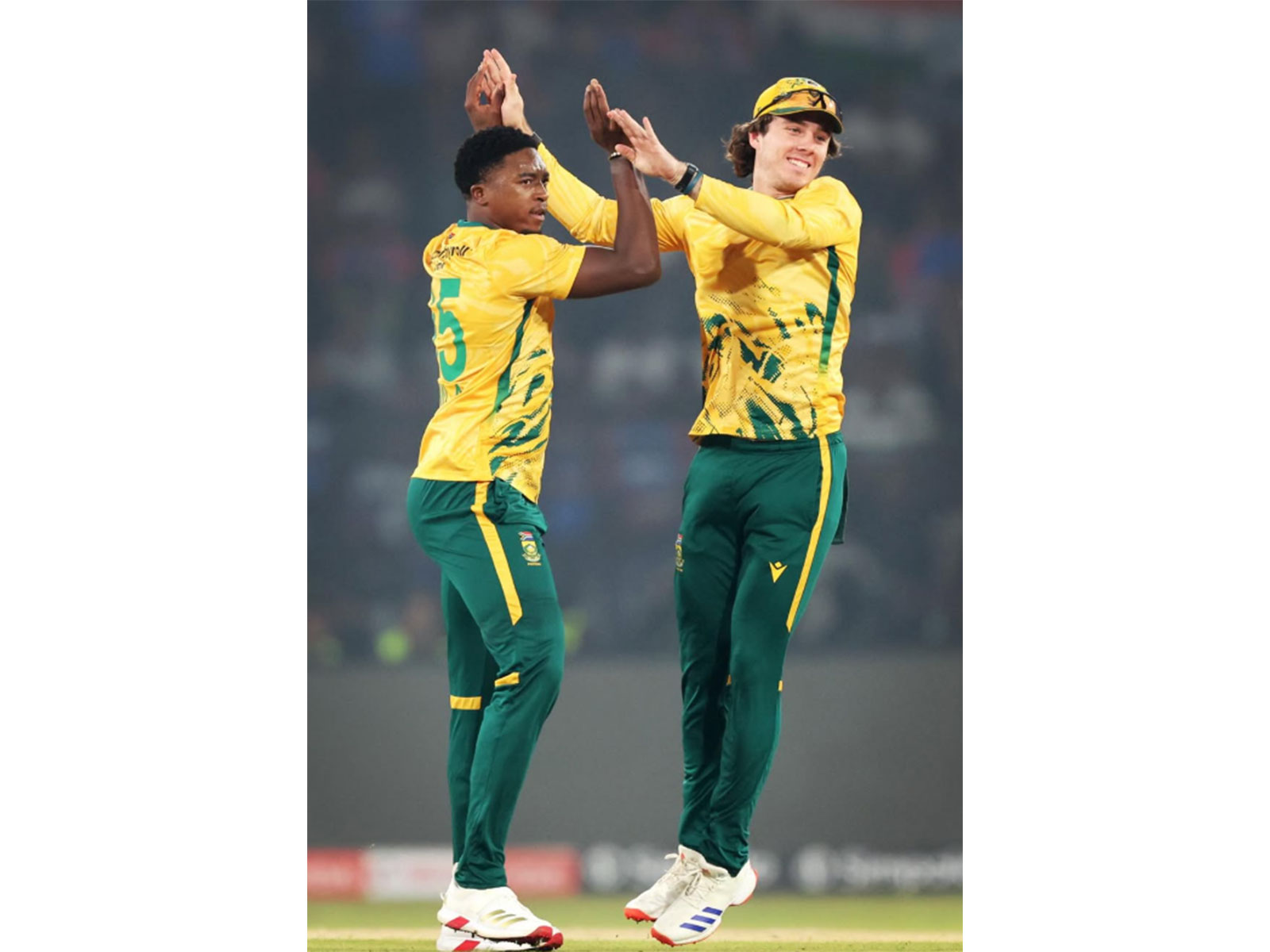 Lutho Sipamla (left) (Photo: Instagram/ @lutho_sipamla)