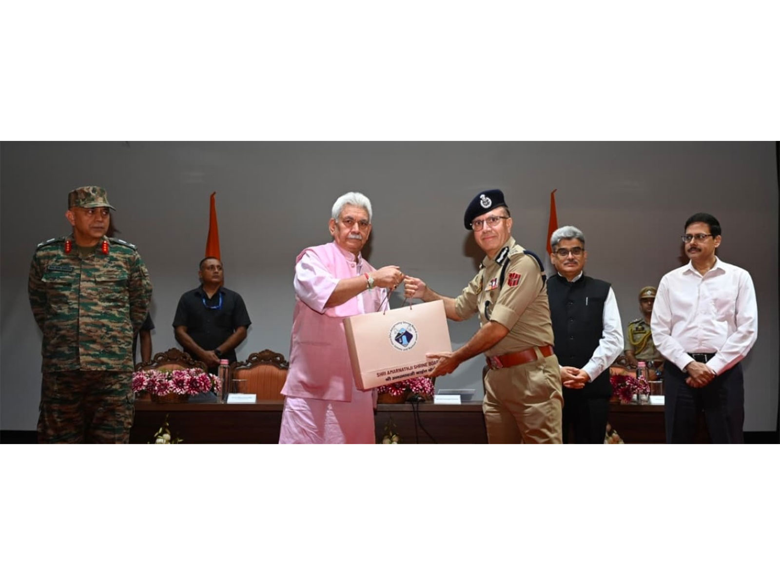 LG Sinha felicitates stakeholders for successful conduct of Amarnath Yatra (Photo/Lok Bhawan)