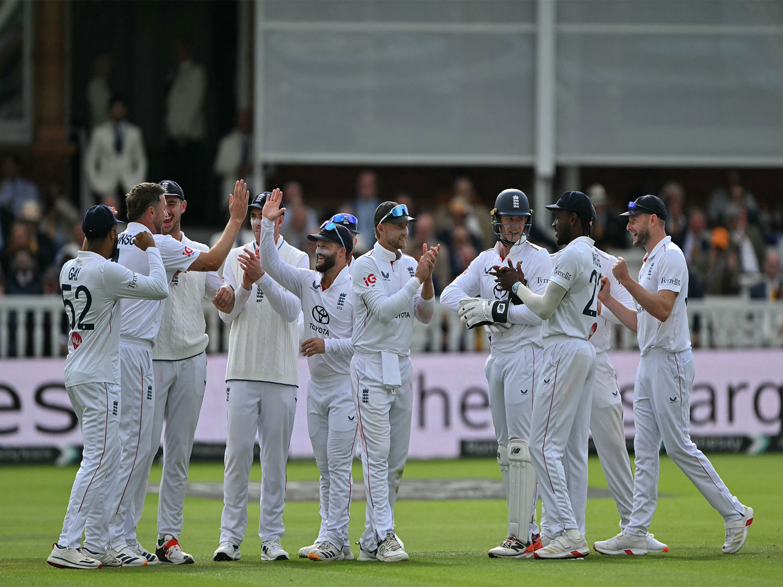 England players celebrating (Photo: X/@ICC)