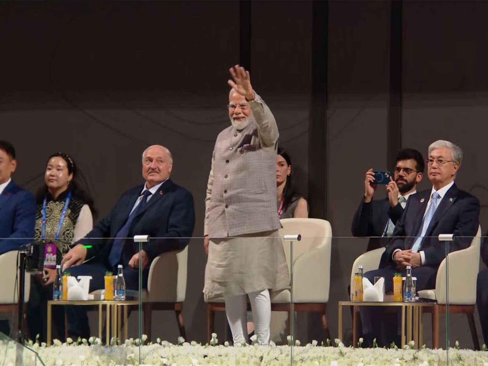 PM Modi greeting the Indian contingent at VI World Nomad Games. (Photo: DD)