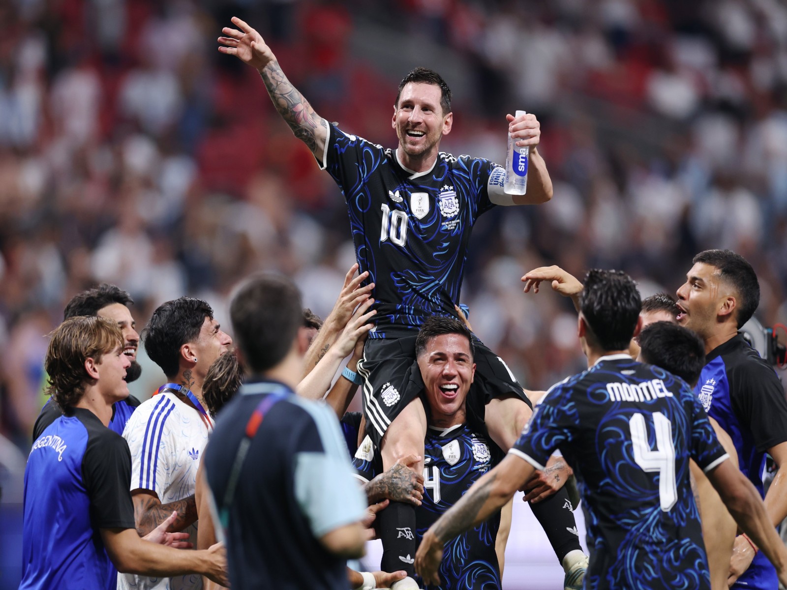Argentina players with Lionel Messi. (Photo: @argentina X)