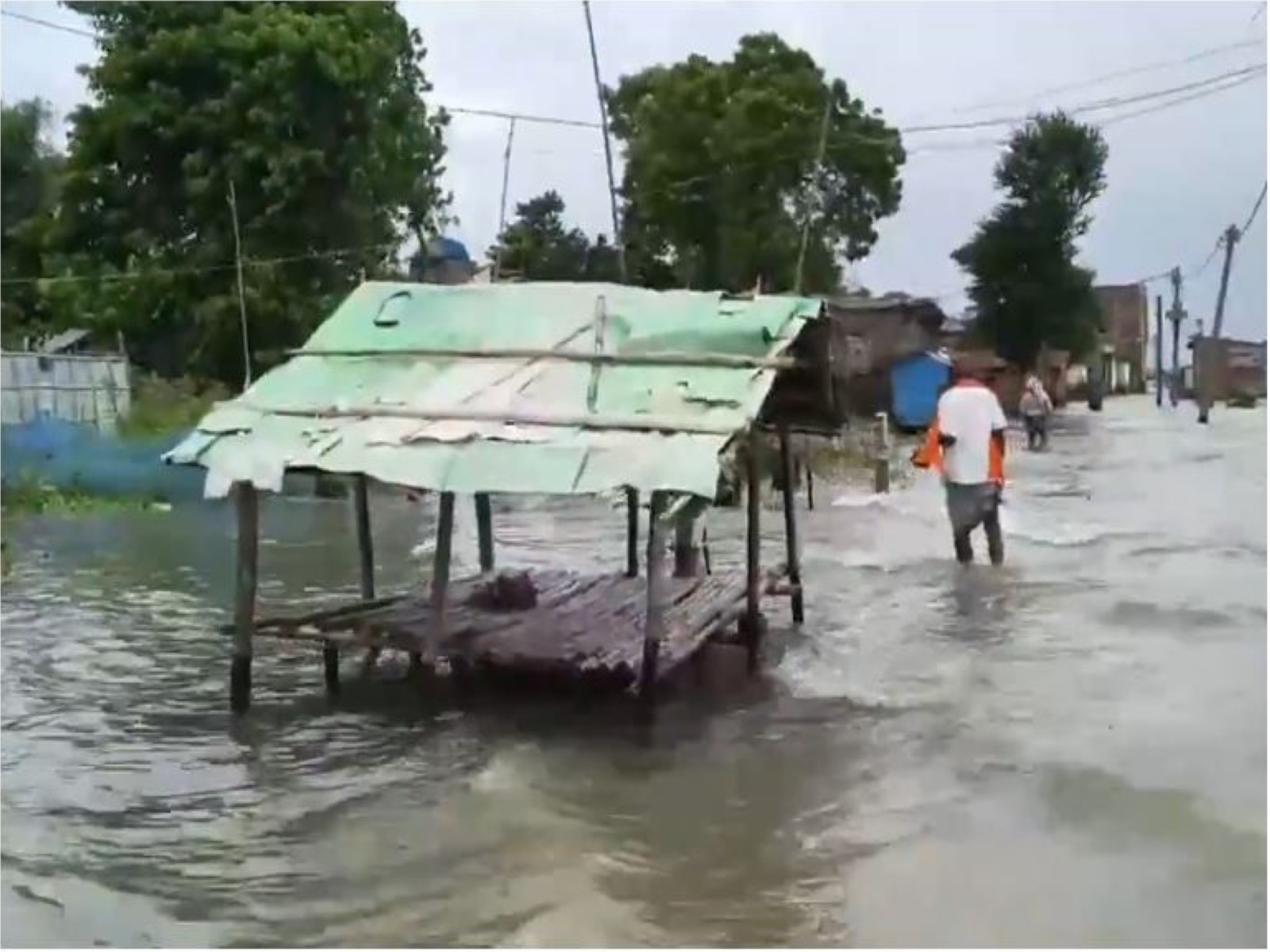 Due to the rising water level of the Kosi River, a sudden flood-like situation has arisen in Madrouni village. (Photo/ANI)