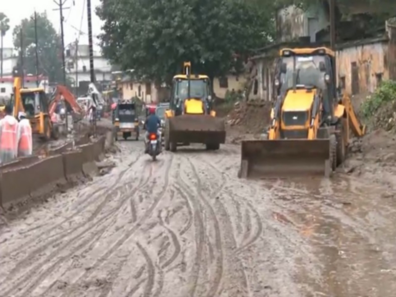 Road-cleaning drive underway in flood-hit Chitrakoot as JCBs clear mud and debris (Photo/ANI)
