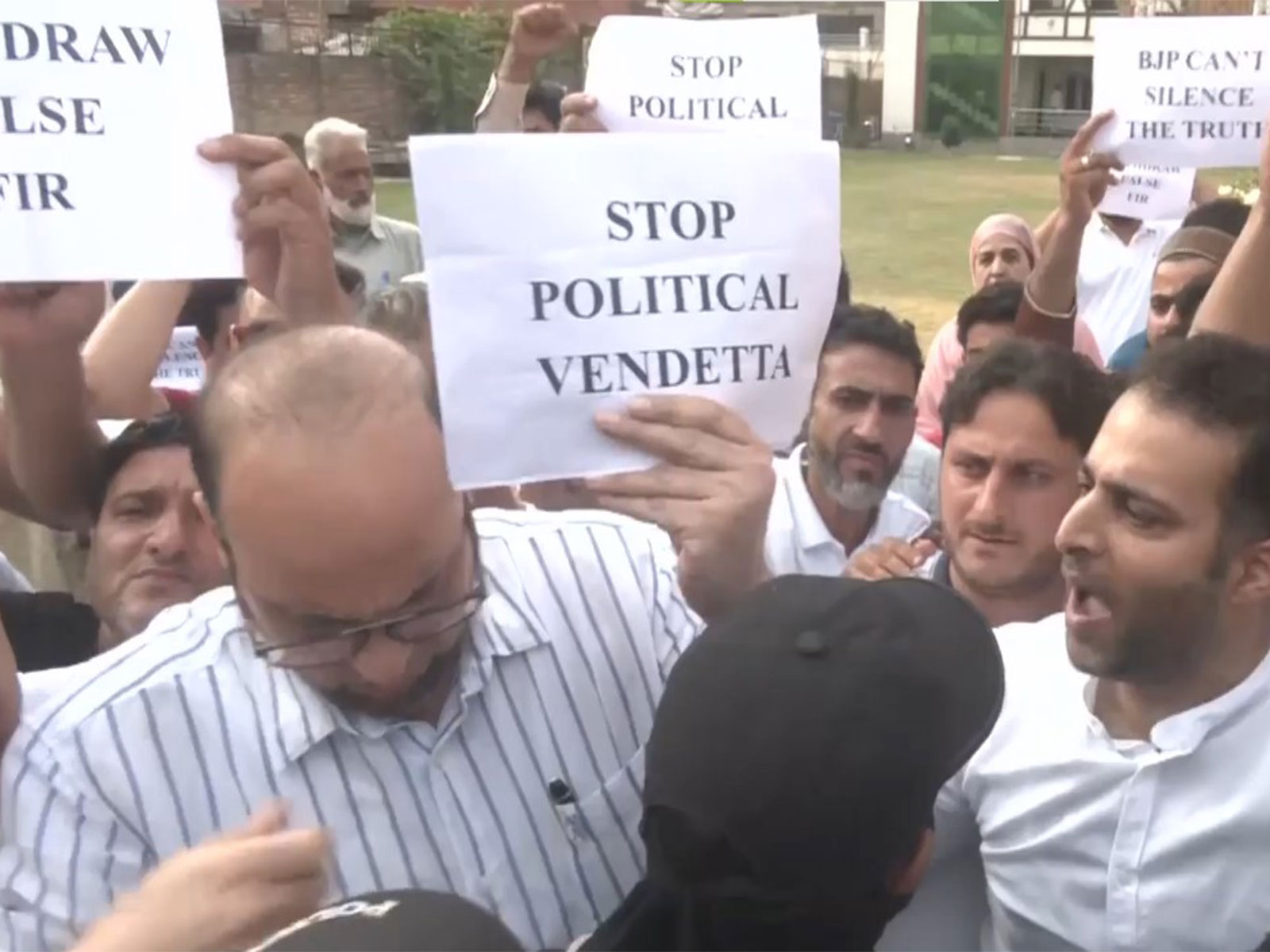   J-K Congress party workers protest against the FIR registered in Uttarakhand against Rahul Gandhi (Photo:ANI)