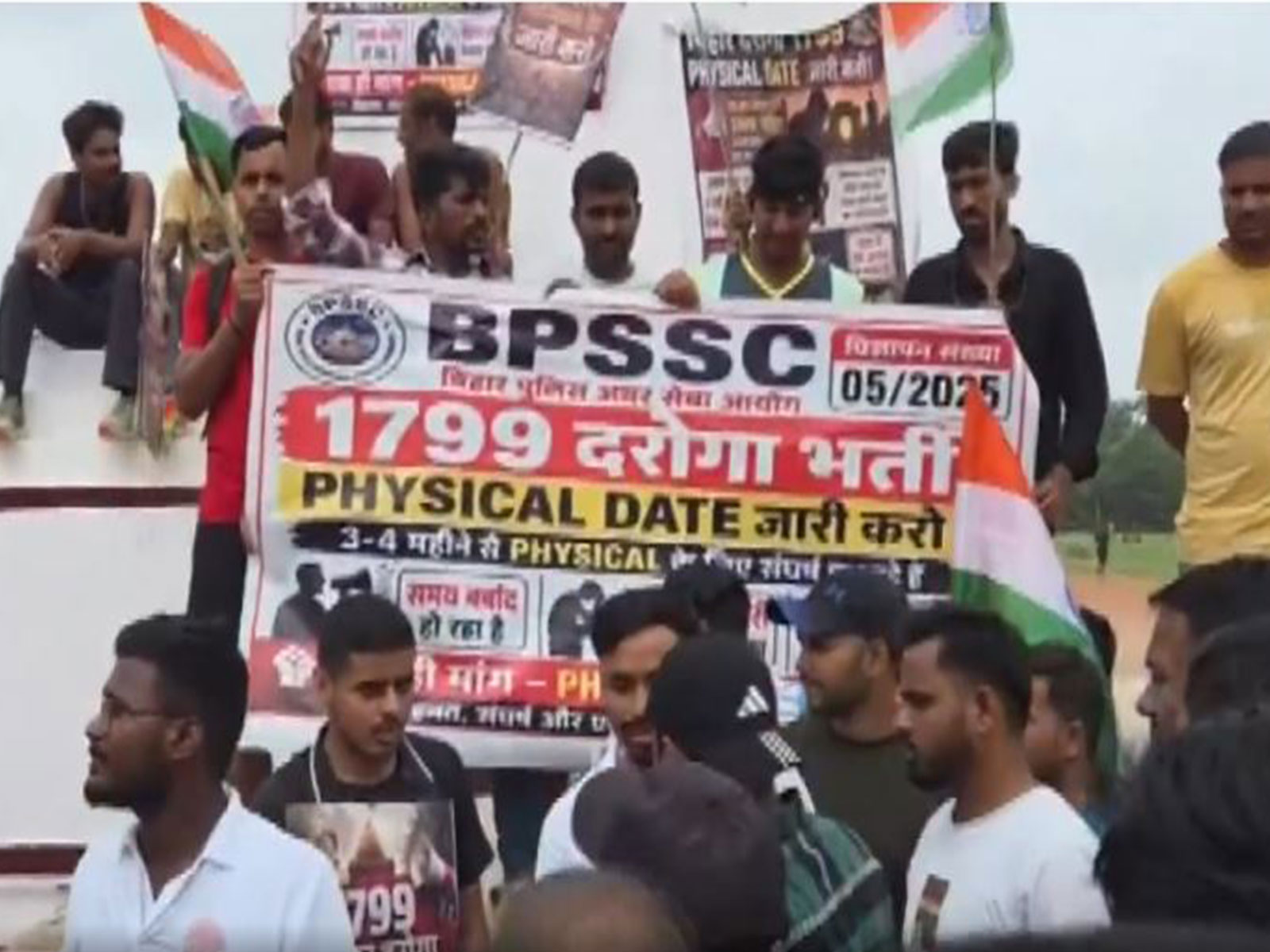 BPSSC Bihar SI candidates protesting at Gandhi Maidan (Photo/ANI)