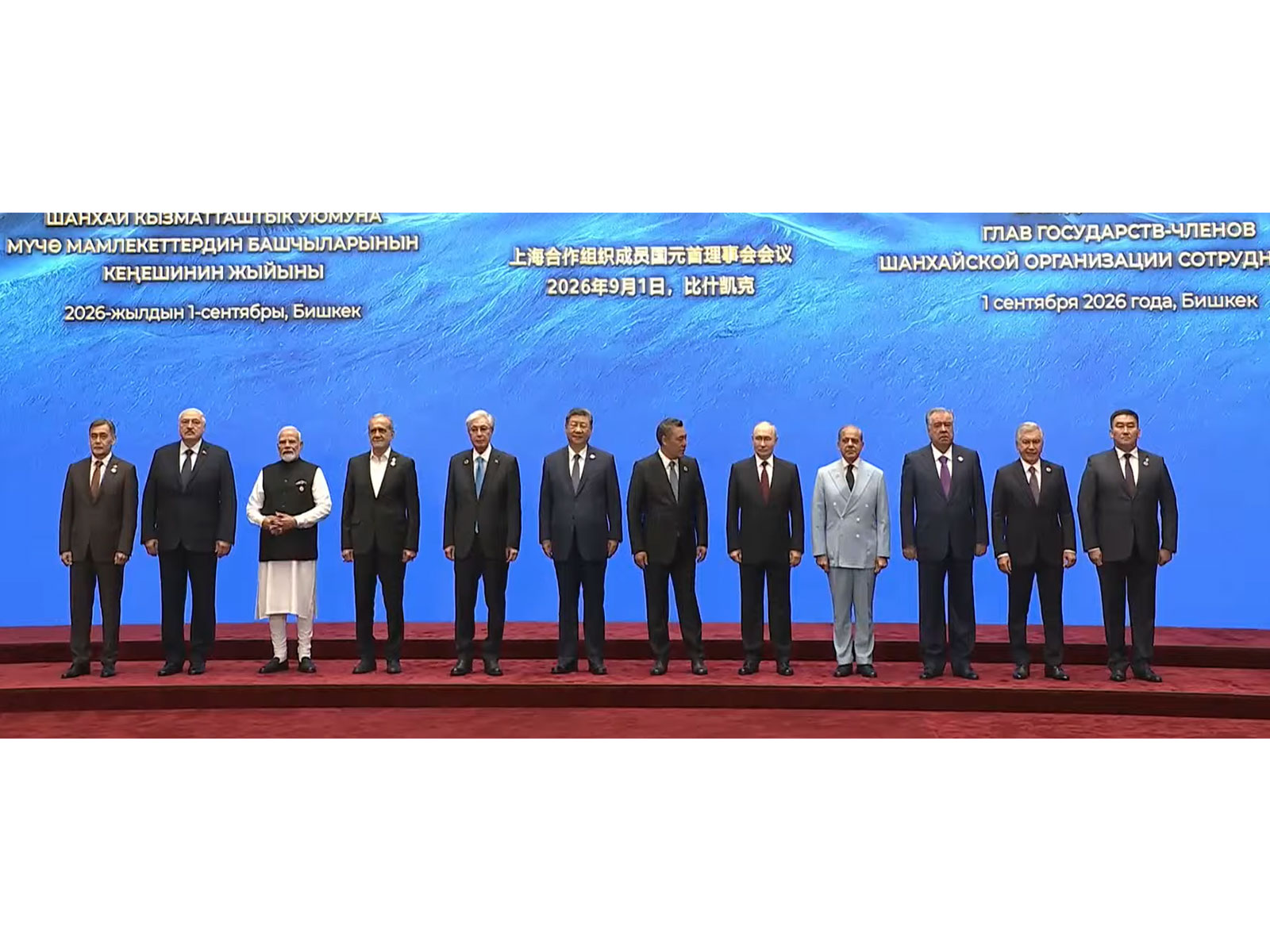 SCO Summit: Heads of state stand together for family photo in Bishkek (Photo/Reuters)