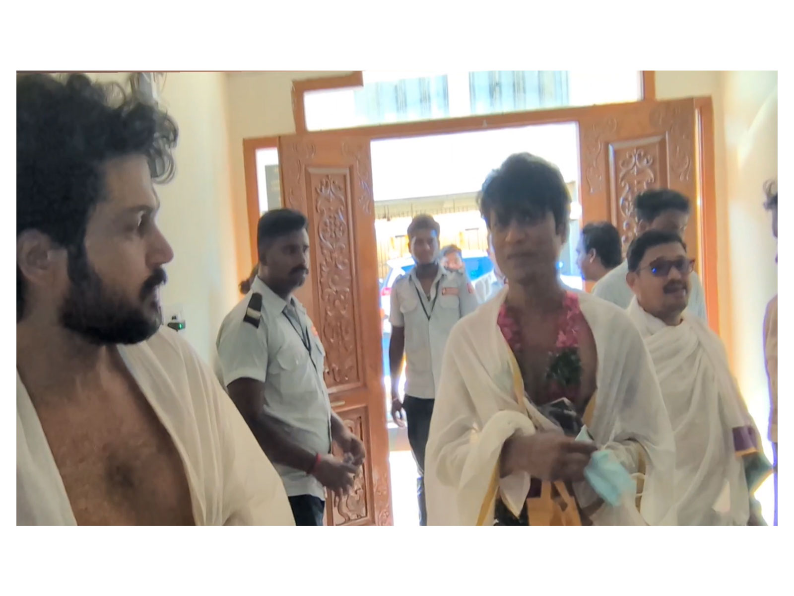 Karthi, SJ Suryah offer prayers at Tiruchendur temple (Photo/ANI) 