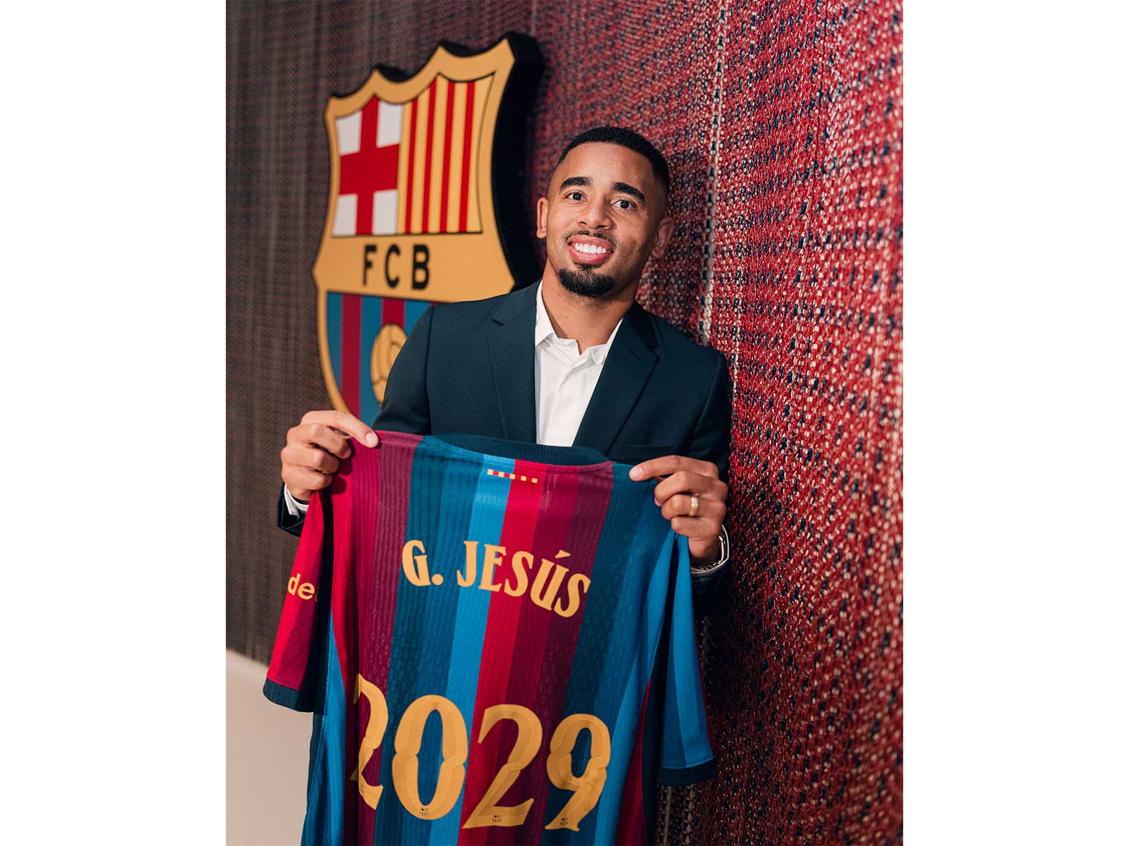 Gabriel Jesus with FC Barcelona shirt. (Photo: X/ @FCBarcelona)
