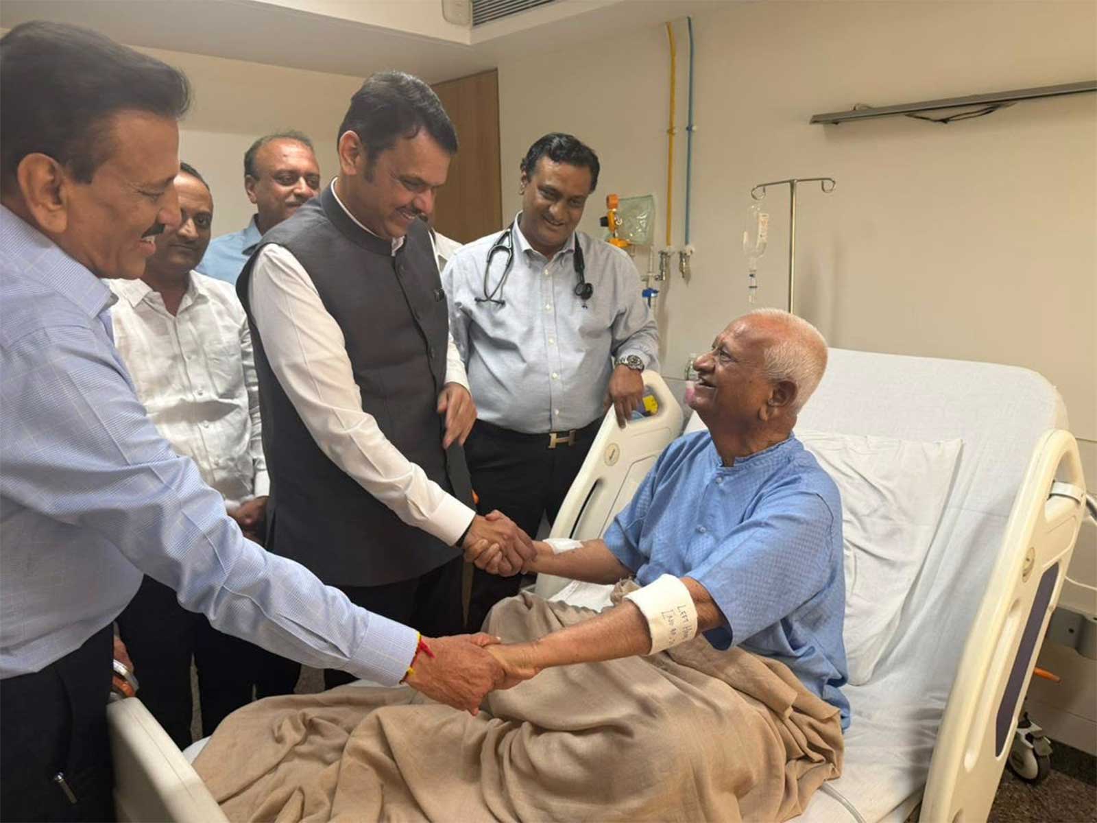 Maharashtra CM Devendra Fadnavis meets activist Anna Hazare at Bombay Hospital (Photo/Maharashtra CMO)