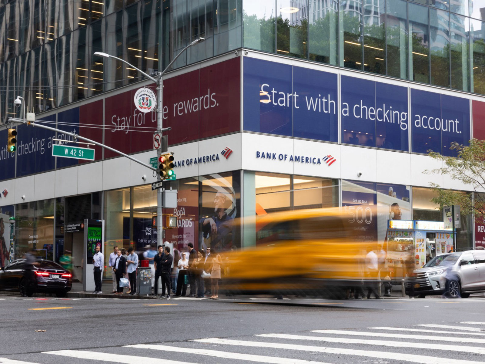 People walk by a Bank of America office in New York City, U.S (Photo/Reuters)
