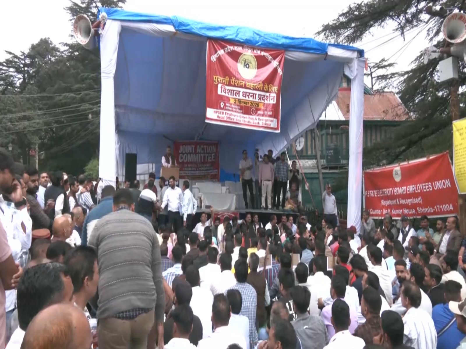 HPSEB employees gherao Himachal Assembly (Photo/ANI)