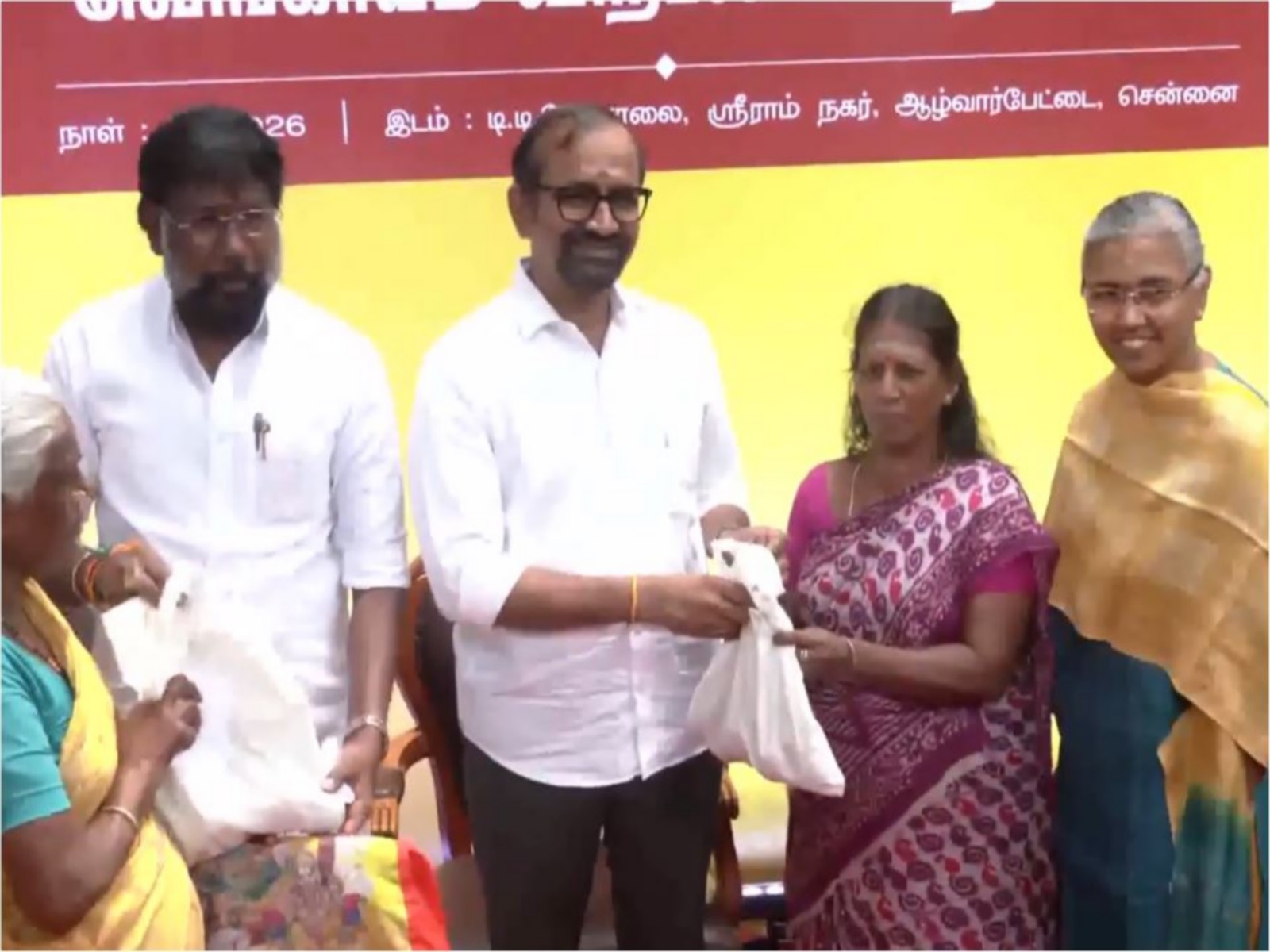 Tamil Nadu Food Minister Venkatraman launches subsidised onion sales at a ration shop in Alwarpet (Photo/ANI)