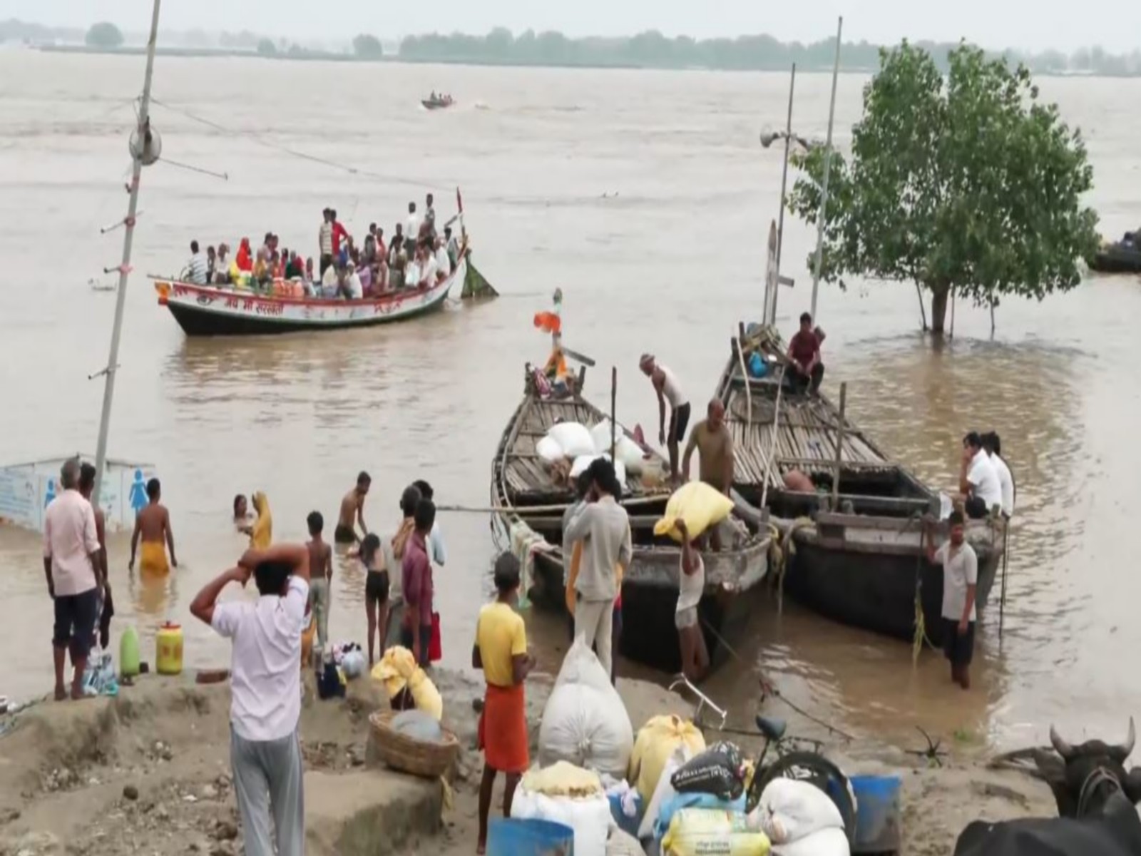 Patna (Bihar): Residents of riverine areas move to safer locations as water levels in the Ganga and other rivers rise following flash floods in Nepal (Photo/ANI)
