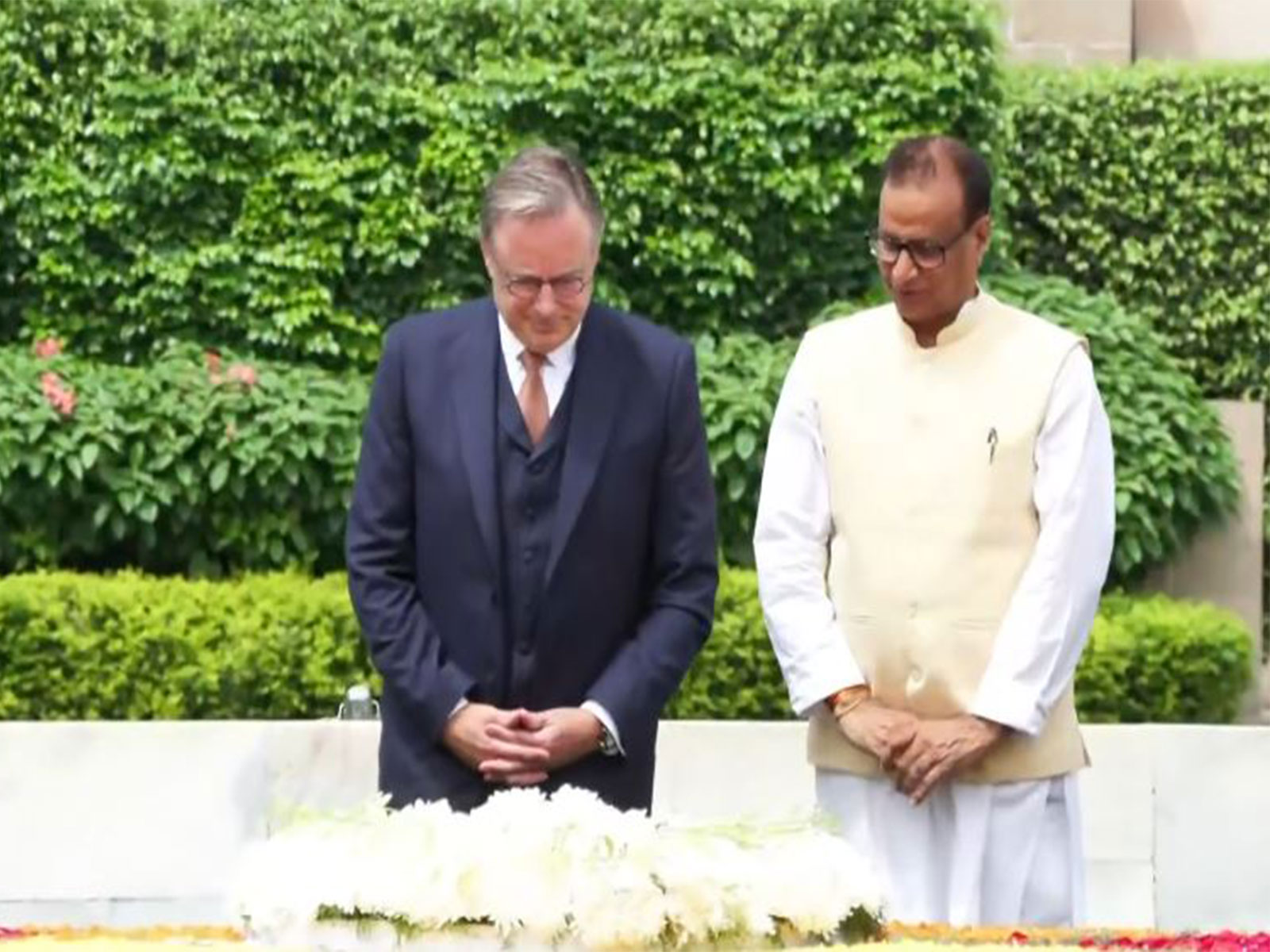 Belgian Prime Minister Bart De Wever pays tributes to Mahatma Gandhi at Rajghat (Photo/DD)