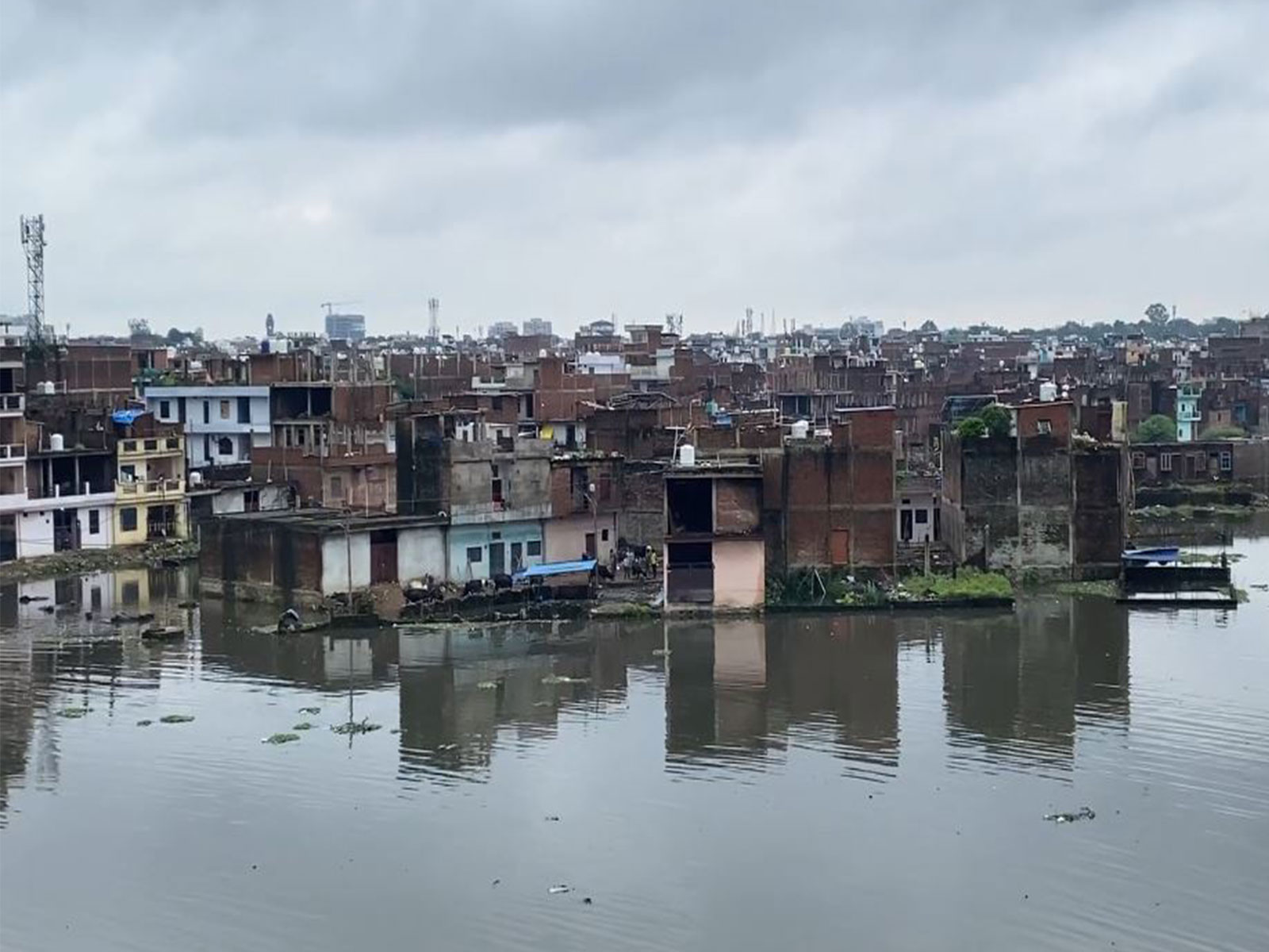 Prayagraj (Uttar Pradesh): Rising Ganga and Yamuna water levels flood river front road and reach residential areas (Photo/ANI)