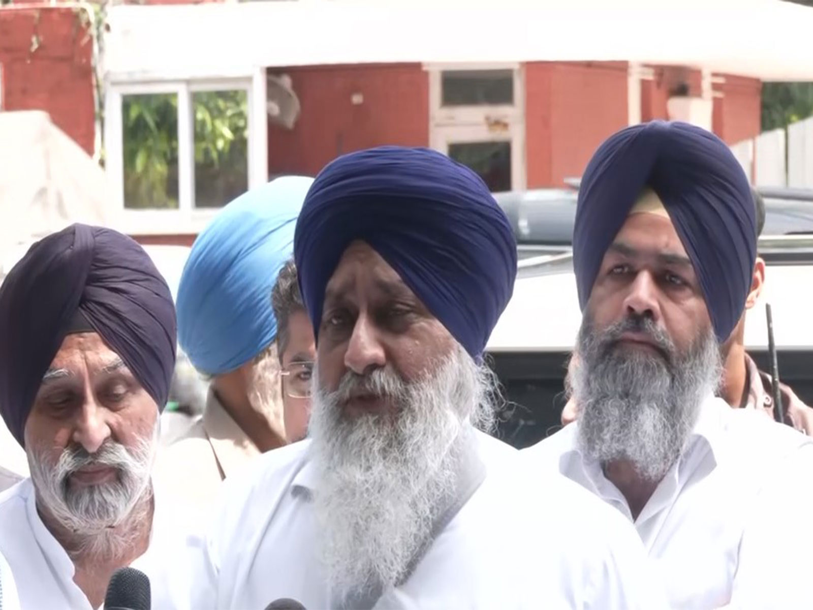 Shiromani Akali Dal chief Sukhbir Singh Badal (C) (Photo/ANI)