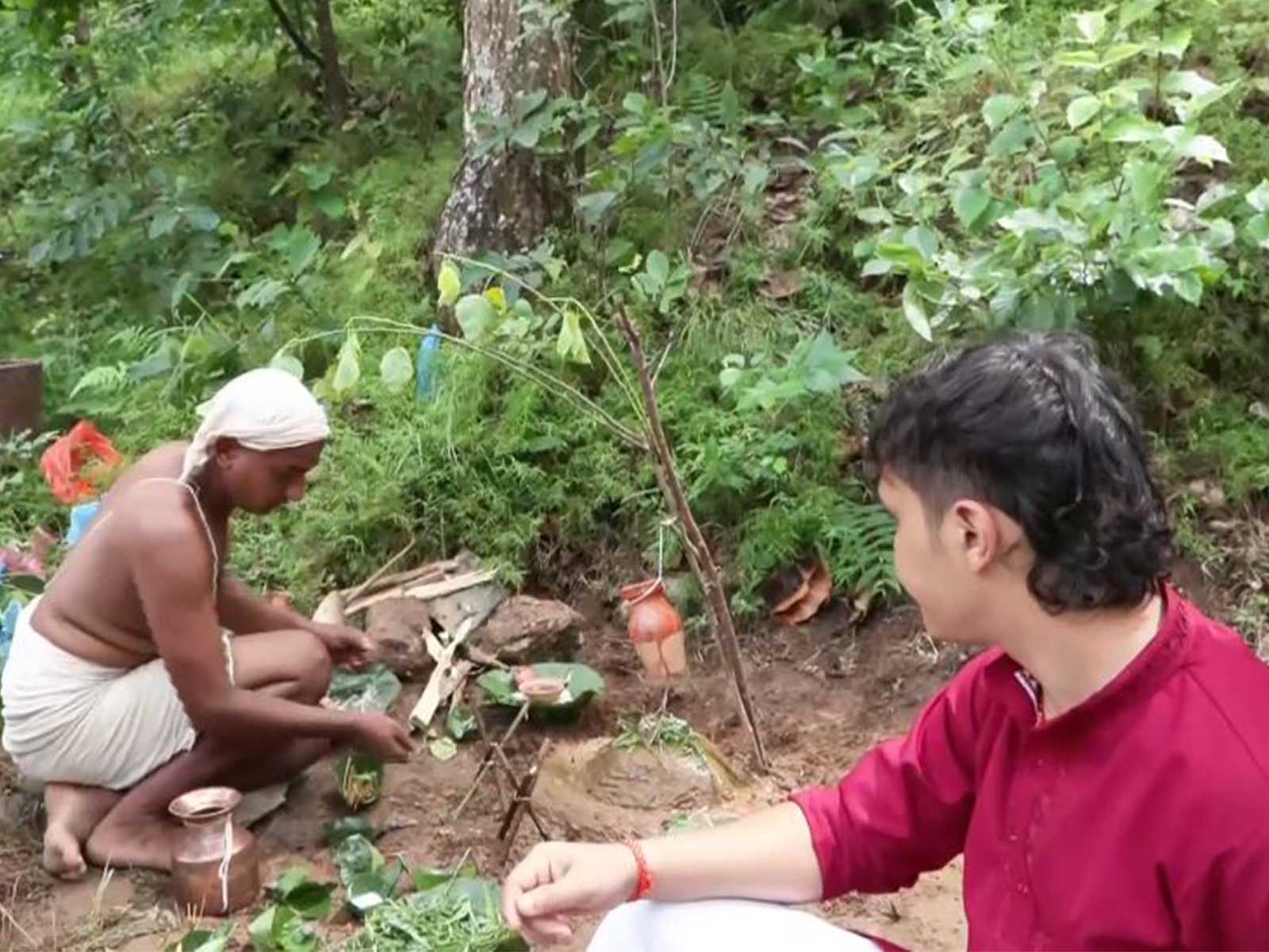 Family members perform Shradh rituals for two brothers who went missing during the August 26 flash floods in Betrawati (Photo/ANI)
