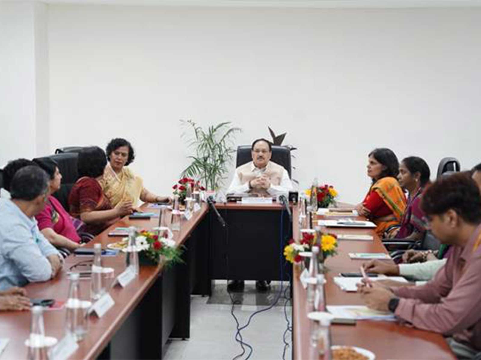 JP Nadda held review meeting for ongoing projects of Safdarjung Hospital (Photo/PIB)