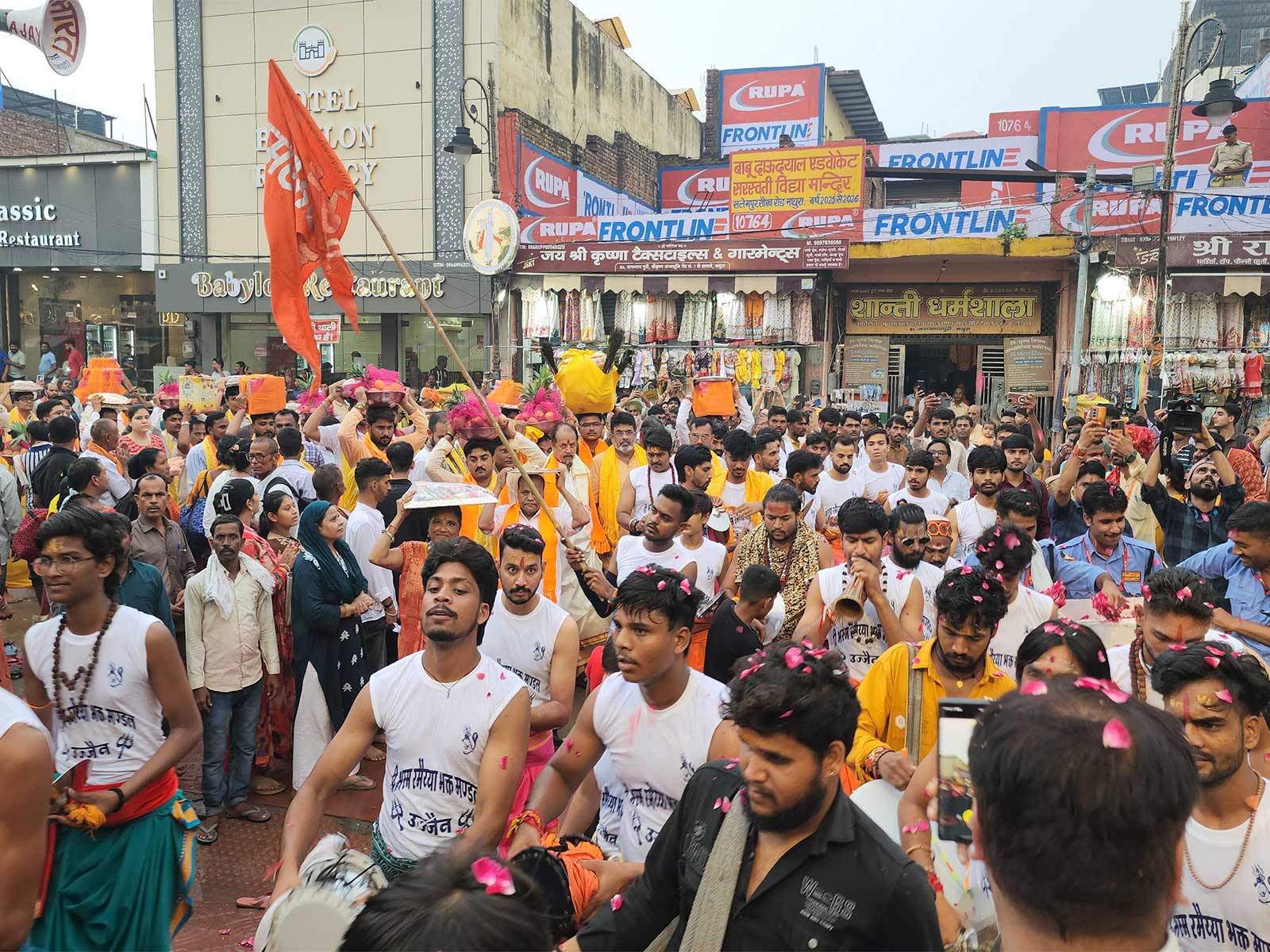 Devotees gathered ahead of Janmashtami (photo/Shri Kashi Vishwanath Mandir)