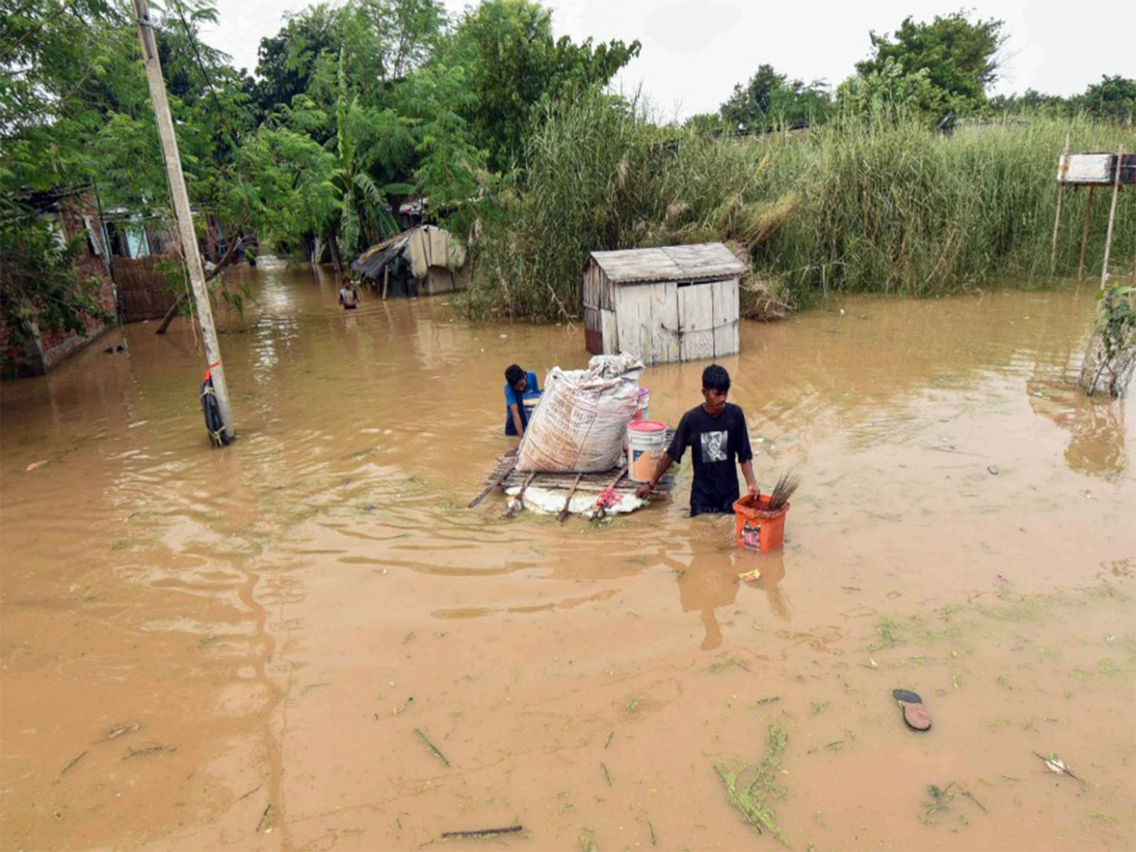 Flood-Affected people move to safer places as Ganga overflows in Patna (Photo/ANI)