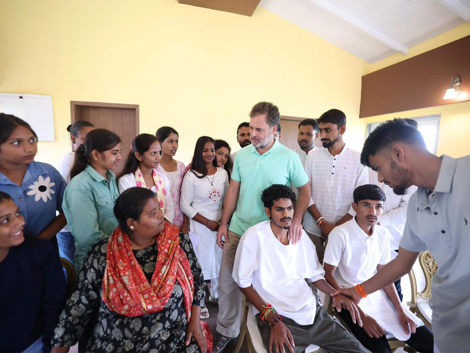 Congress MP Rahul Gandhi met a delegation of tribal students in Nashik (Photo/X@RahulGandhi)