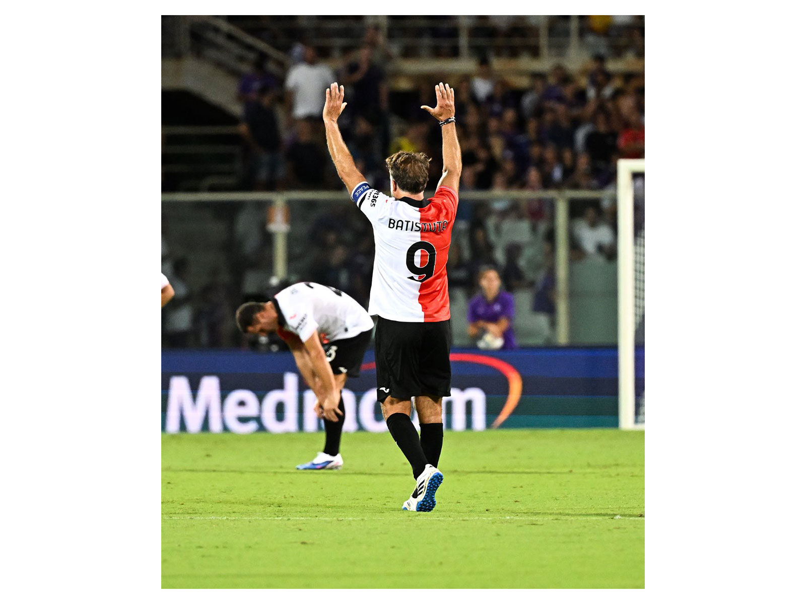 Batistuta in action. (Photo: @acffiorentina X)