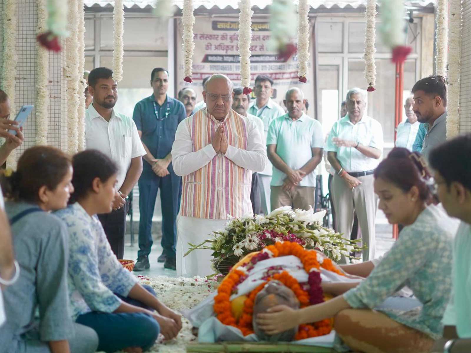 Delhi Assembly Speaker Vijender Gupta paying tribute to former Delhi Lokayukta Justice Harish Chandra Mishra (Photo/DelhiLegislativeAssemblySecretariat)