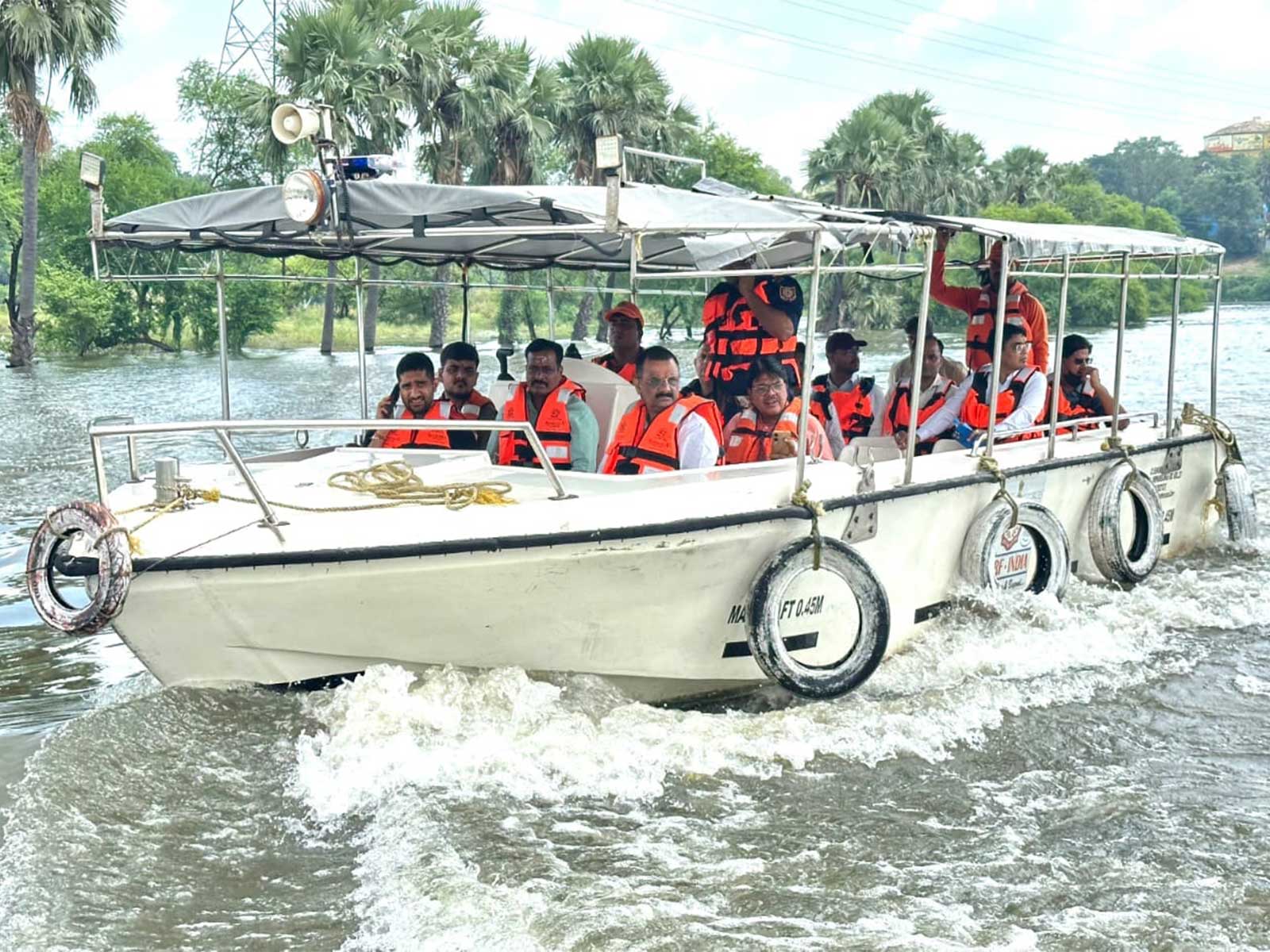 Mayor surveys flood-affected coastal areas by motorboat (Photo: Municipal Corporation of Varanasi)