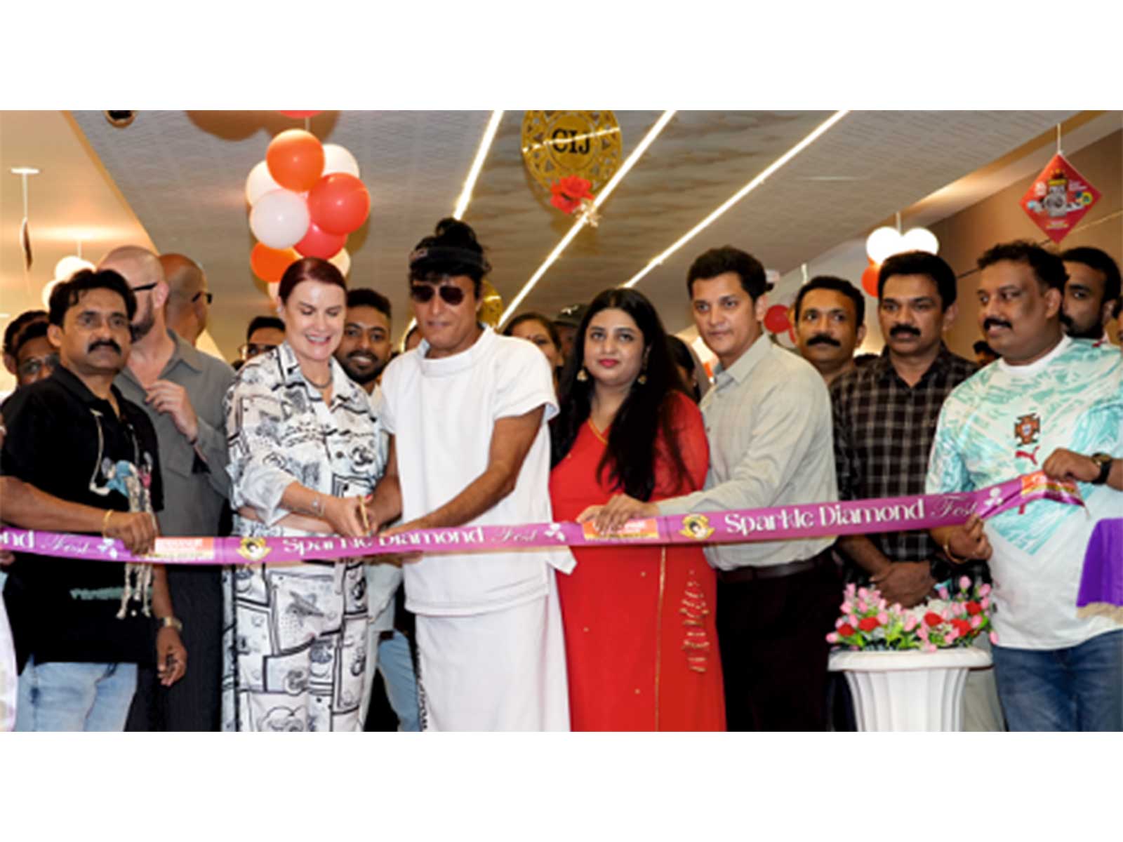 Elma Aveiro inaugurating the Sparkle Diamond Fest.boCHE, Sam Sibin, Anna Body, Anil C.P. were also seen