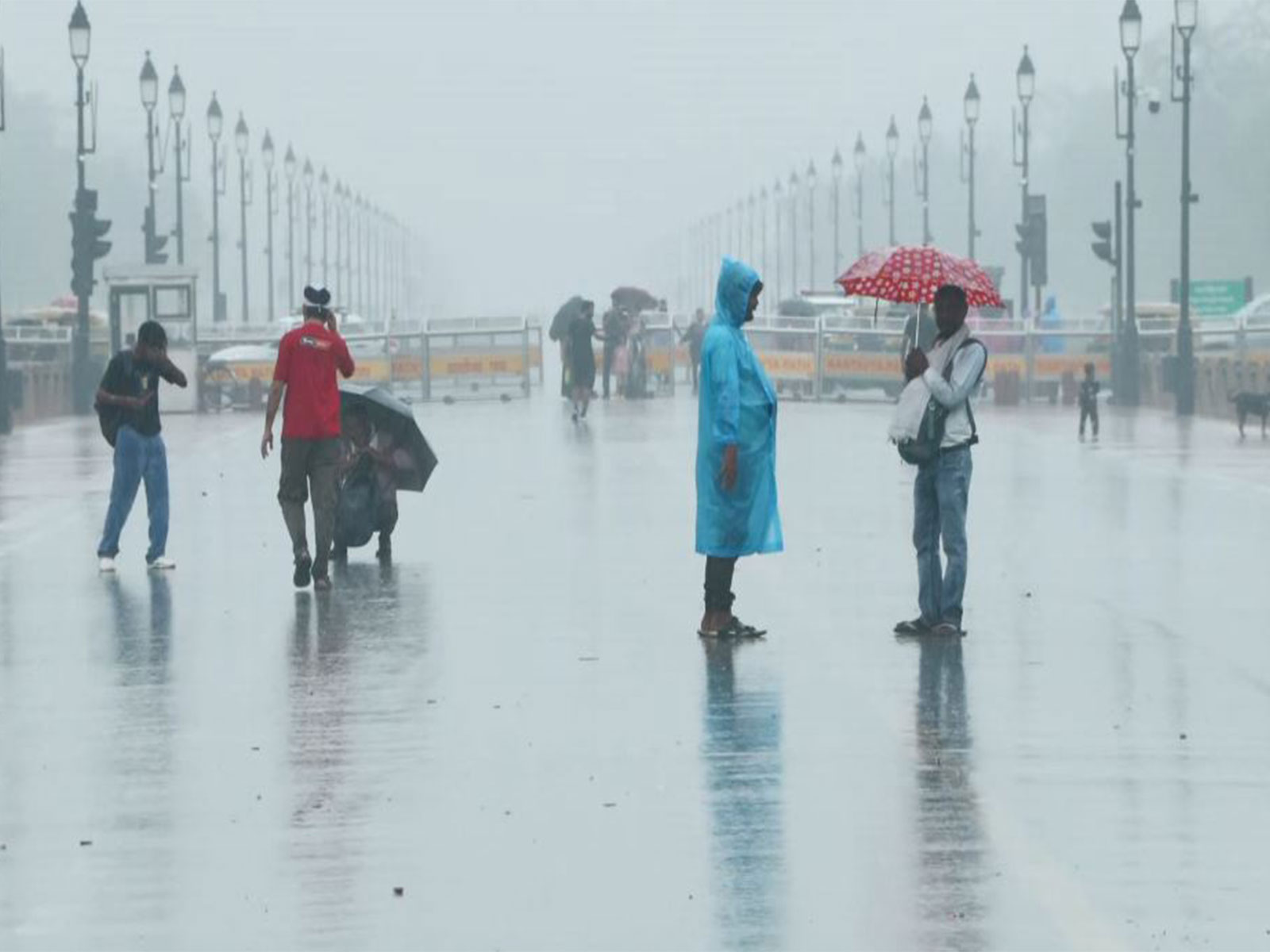 Rain lashes several parts of the national capital, visuals from India Gate (Photo/ANI)