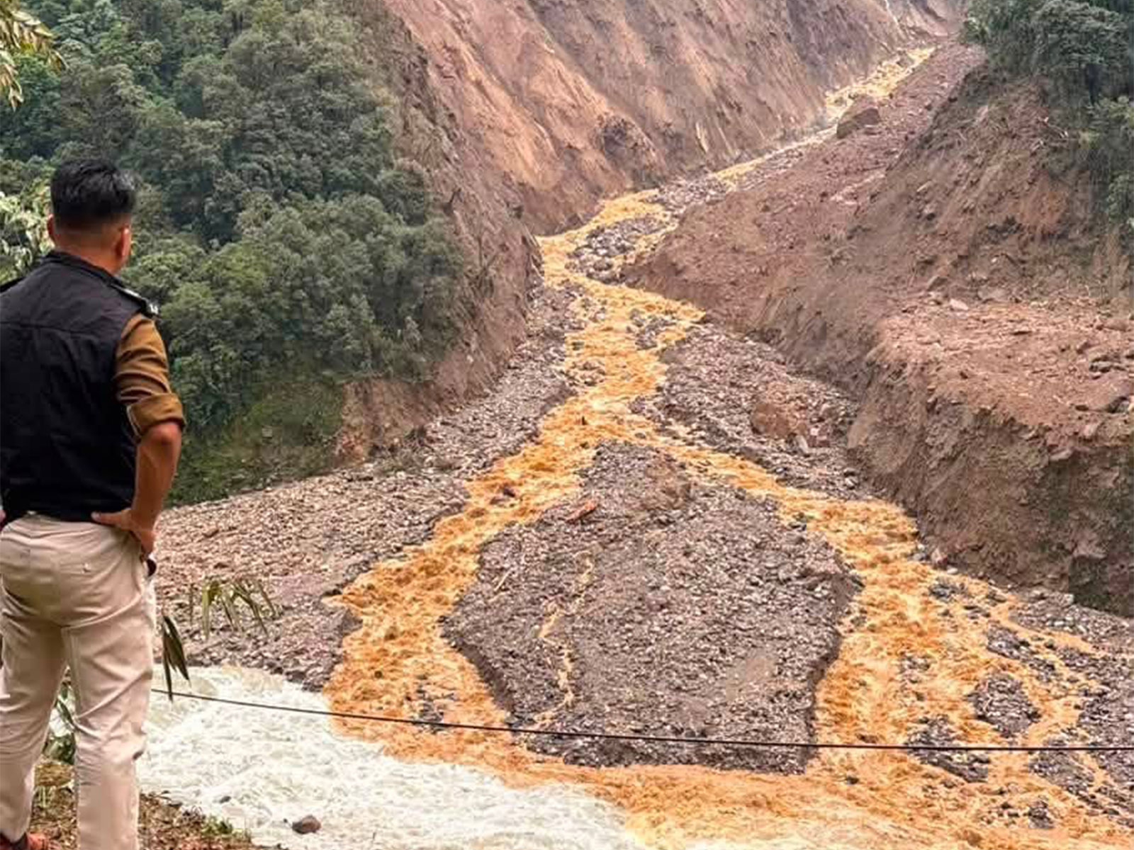 Visuals from the landslide area (Photo/Mangan District Administration)
