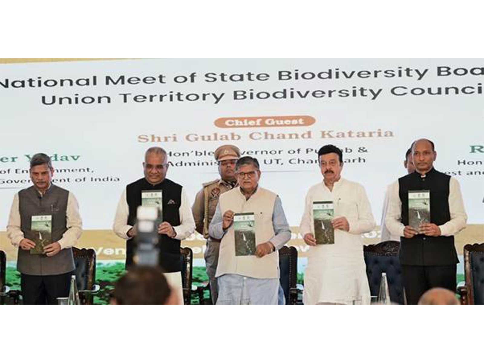 Punjab Governor Gulab Chand Kataria and Union Minister Bhupendra Yadav at the event (Photo/PIB))