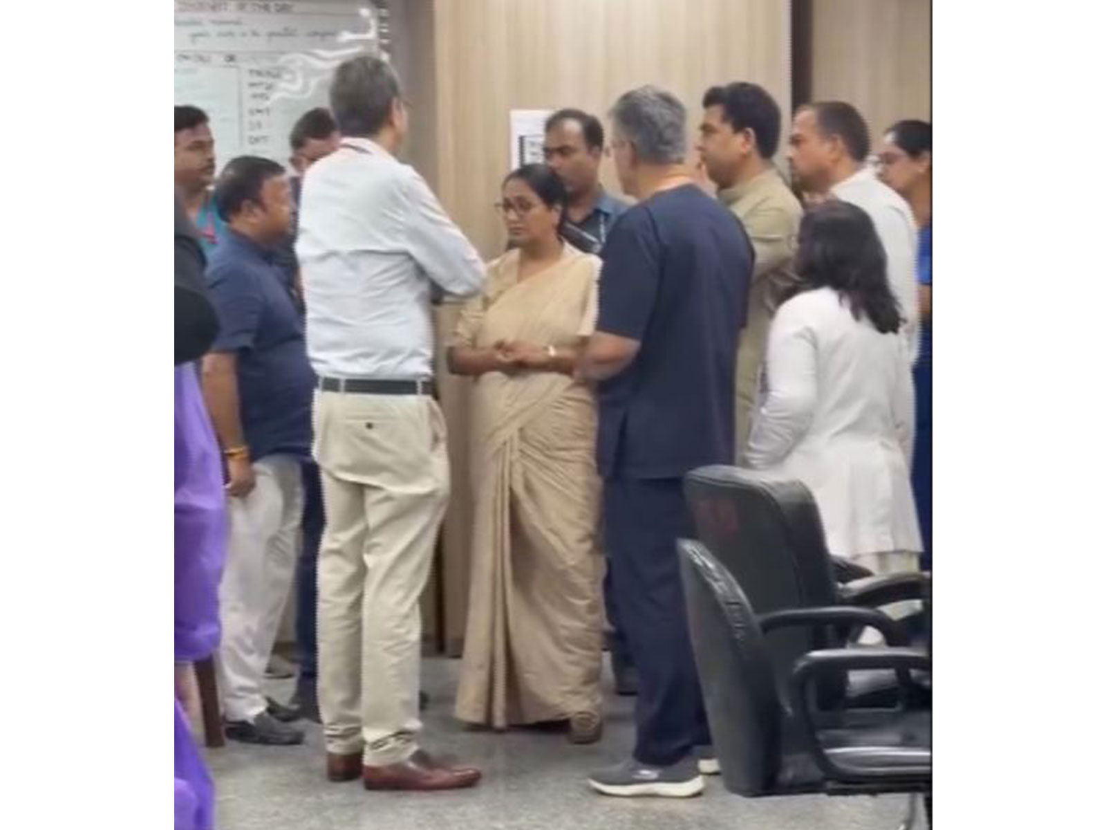 Delhi CM Rekha Gupta arrives at the AIIMS Trauma Centre to meet the injured (Photo/Delhi CMO)