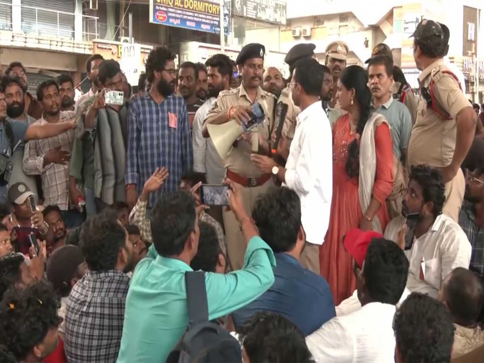  Employees of the 'Swarna Grama' and 'Swarna Ward Sachivalayam'  protesting for their key demands (Photo/ANI)