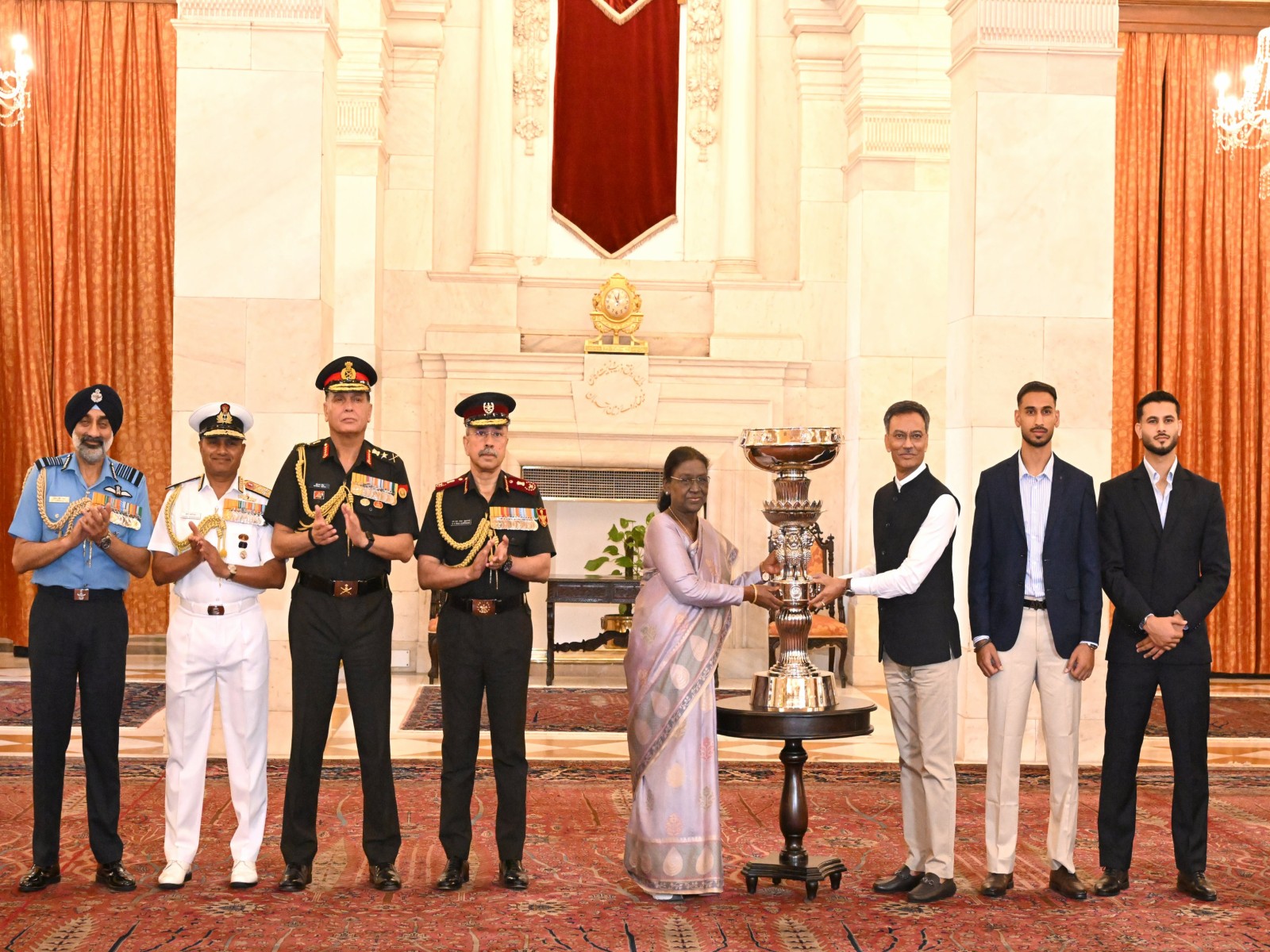 President Murmu handing over the trophy to East Bengal FC. (Photo: @rashtrapatibhvn X)